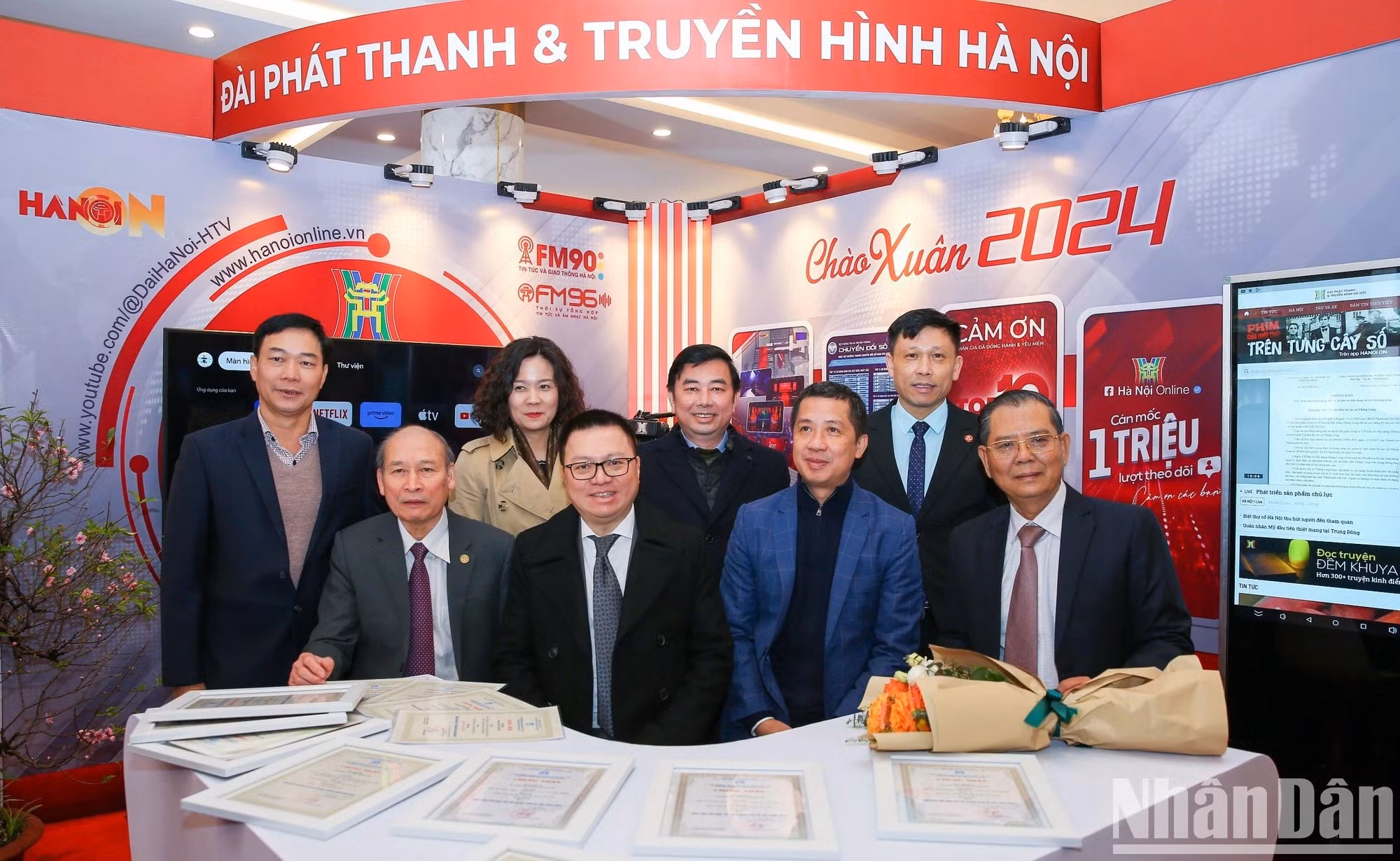 Los delegados visitan el stand de exposición de Radio y Televisión de Hanói.