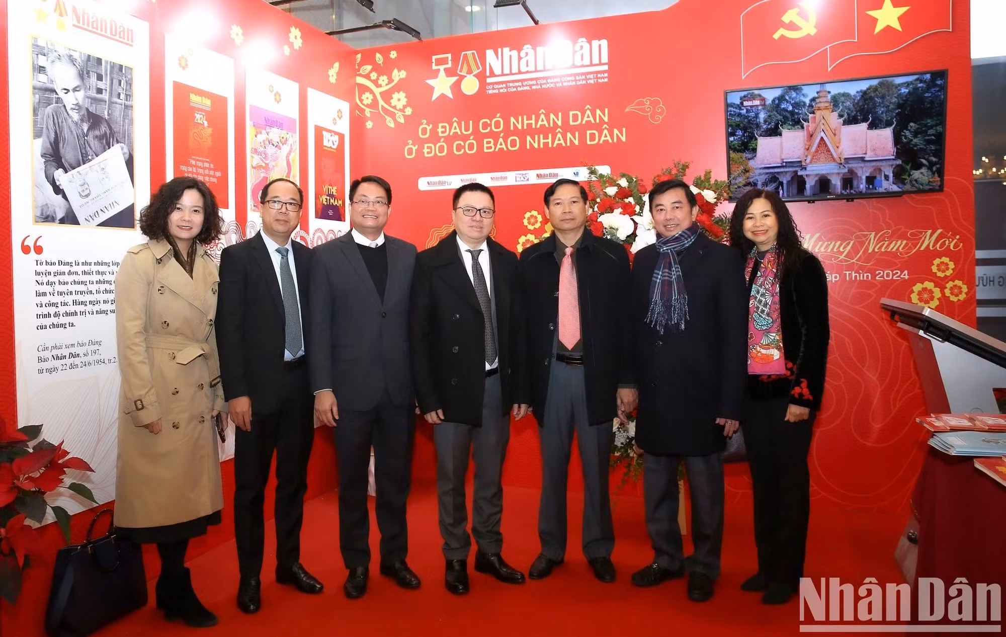 Quoc Minh y los delegados visitan el stand del periódico Nhan Dan.