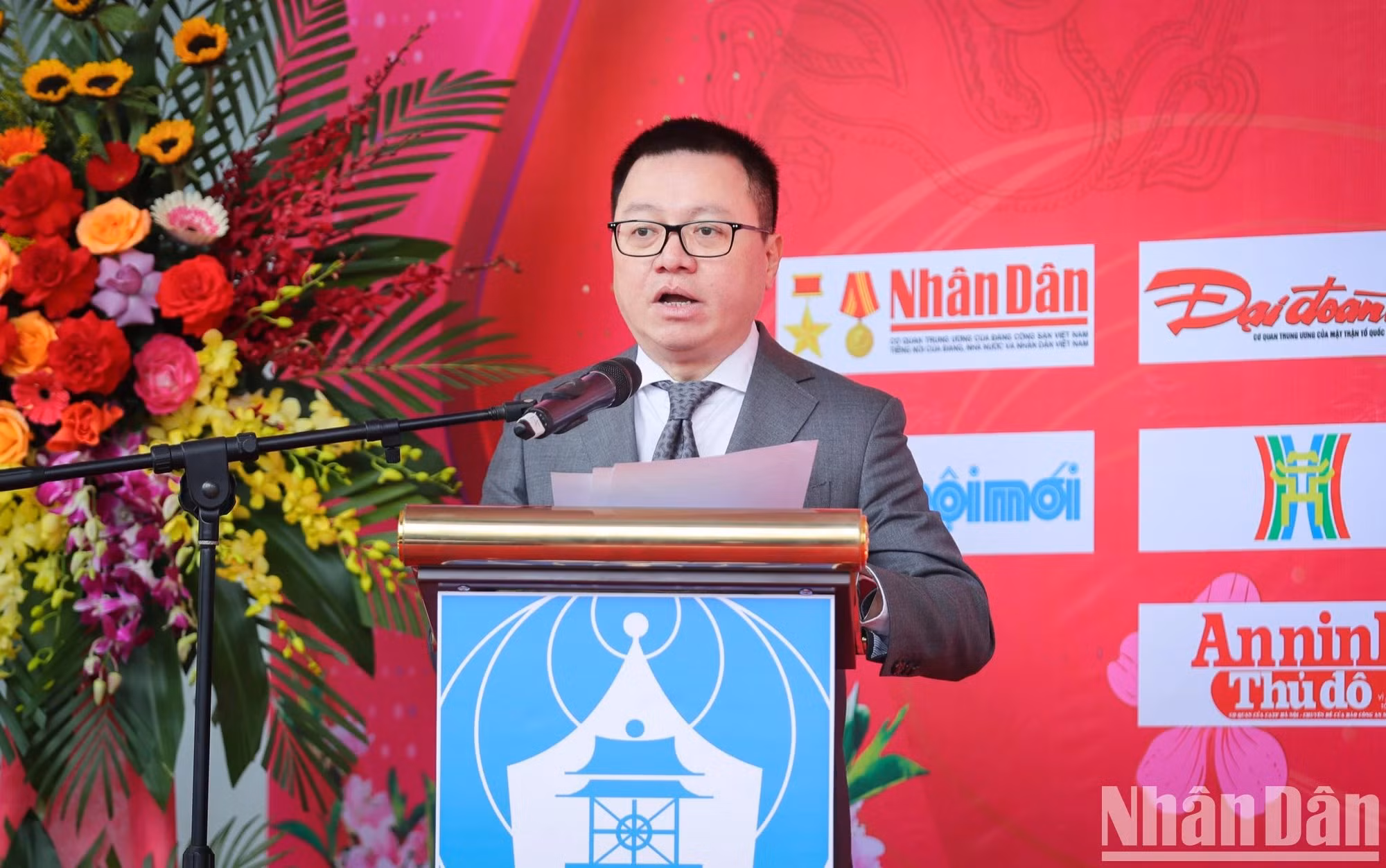 Le Quoc Minh, miembro del Comité Central del Partido y subjefe de su Comisión de Comunicación y Educación, presidente- editor del periódico Nhan Dan y titular de la Asociación de Periodistas del país, habla en el evento.