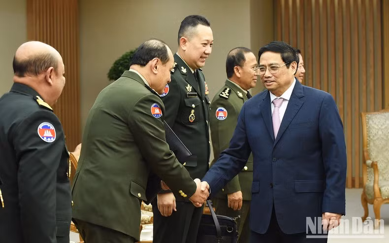 El primer ministro Pham Minh Chinh y los miembros de la delegación camboyana.