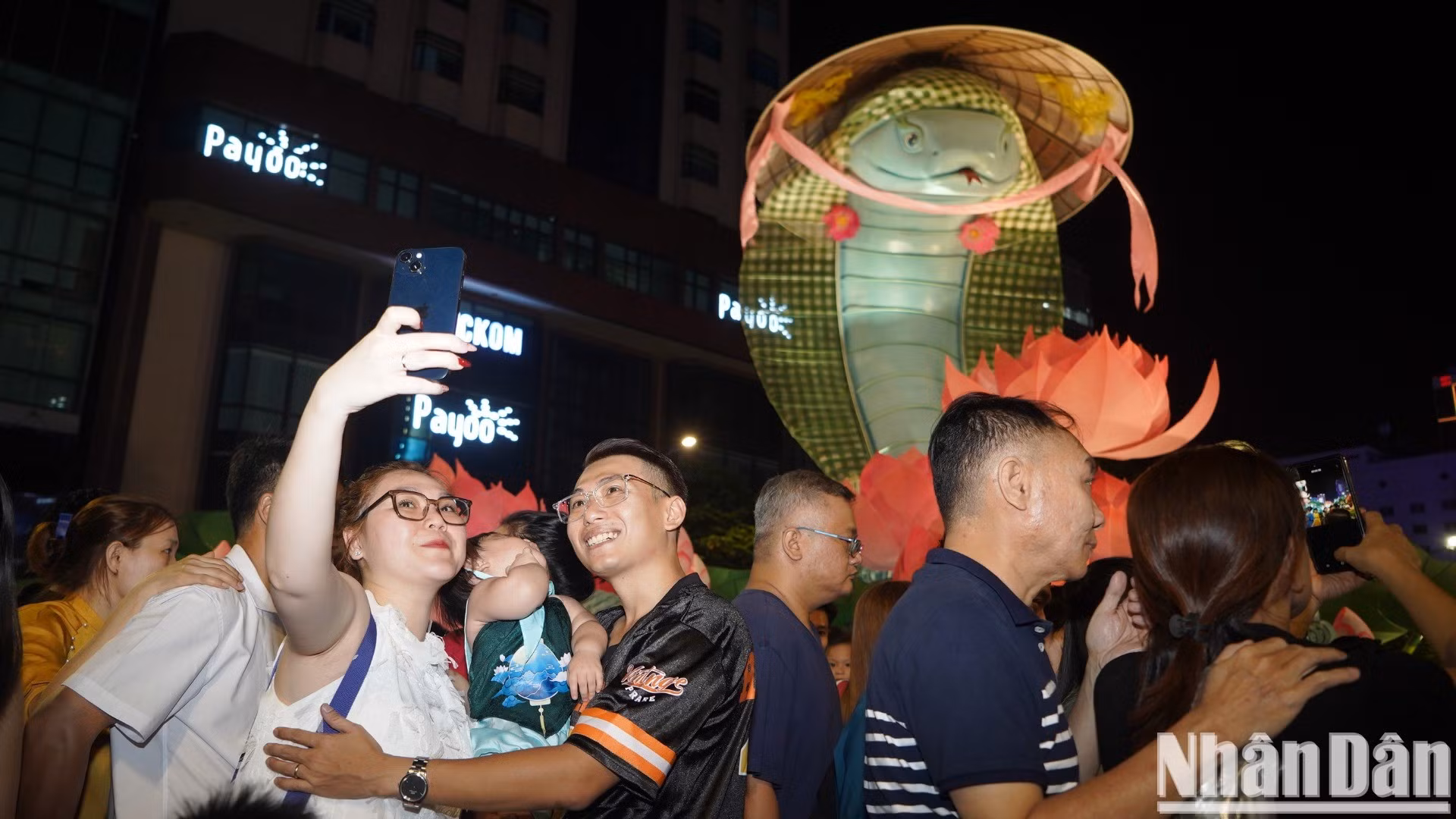 Los primeros visitantes se toman fotos con el modelo de la serpiente, mascota del Año Nuevo Lunar (Tet) 2025. Los primeros visitantes se toman fotos con el modelo de la serpiente, mascota del Año Nuevo Lunar (Tet) 2025.