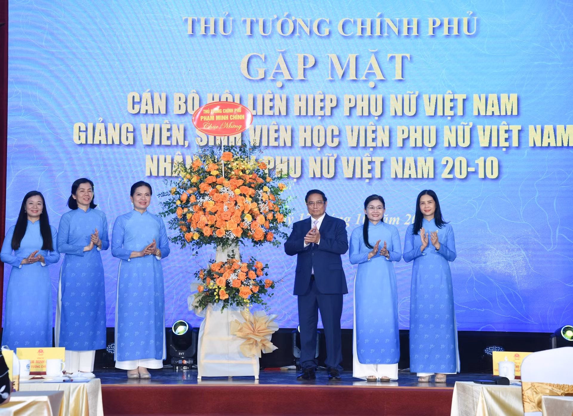 El primer ministro Pham Minh Chinh entrega flores para felicitar a la Unión de Mujeres de Vietnam.