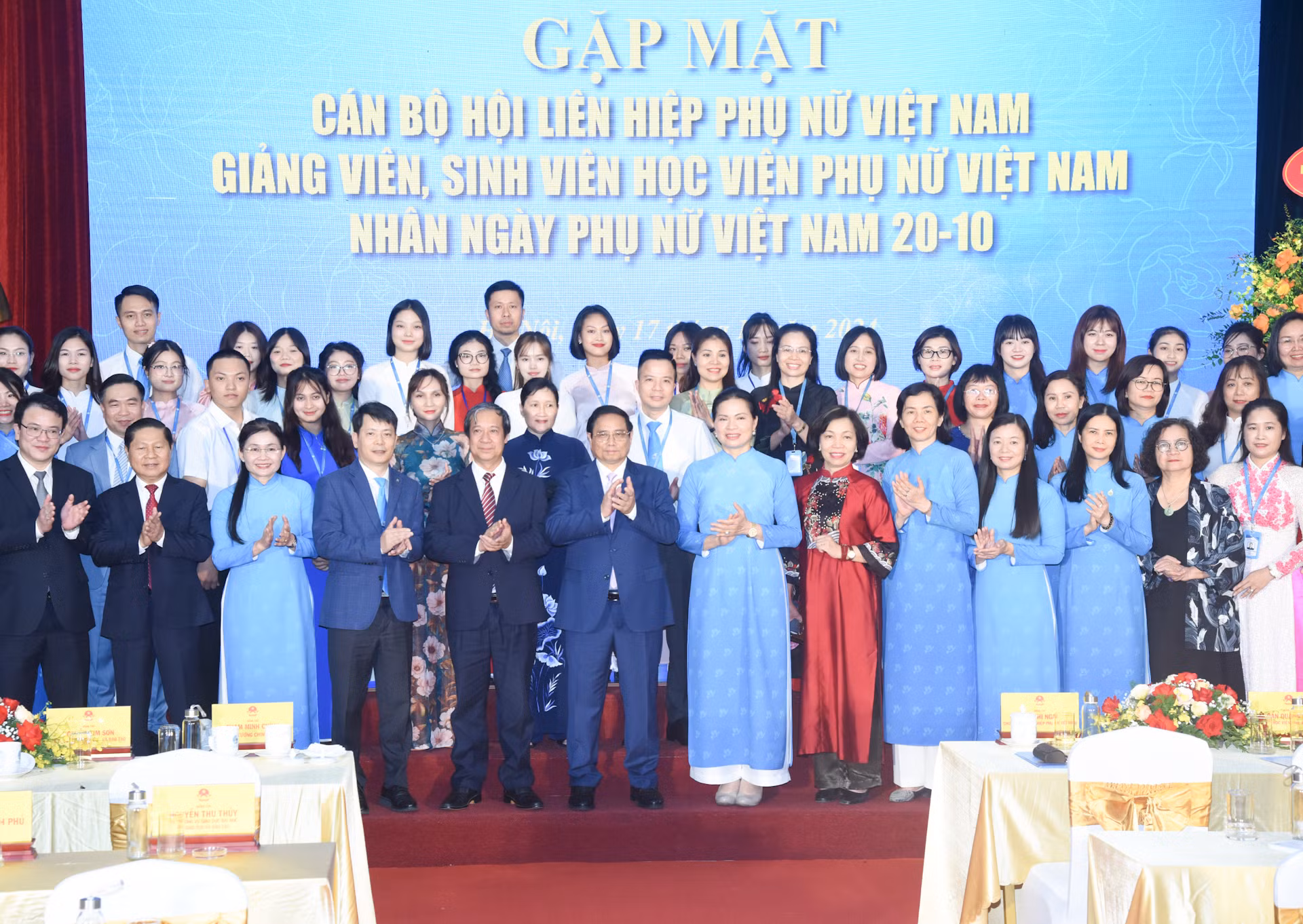 [Foto] Primer ministro vietnamita visita Academia de Mujeres de Vietnam