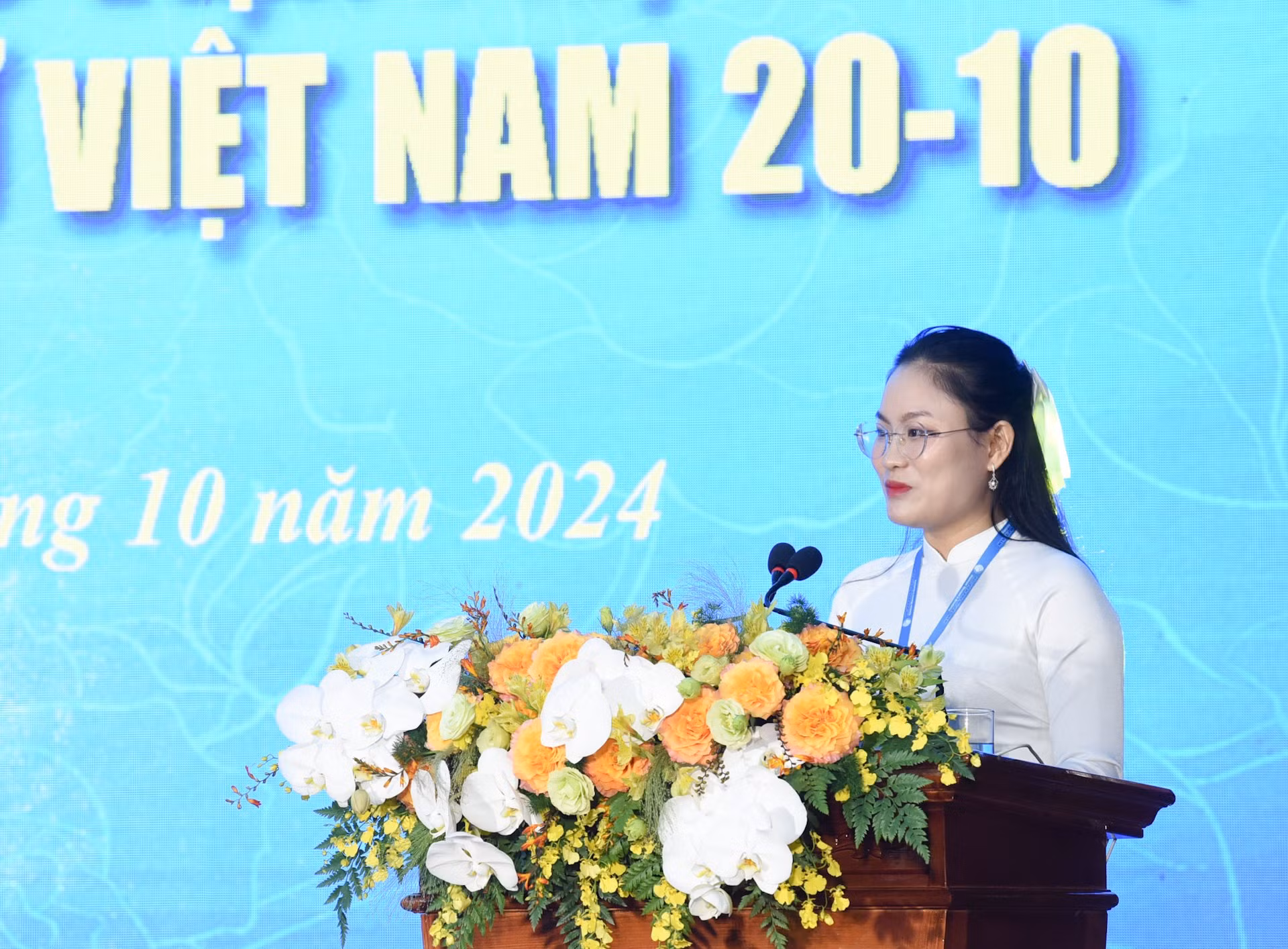Representante de estudiantes de la Academia de Mujeres de Vietnam interviene en la reunión.