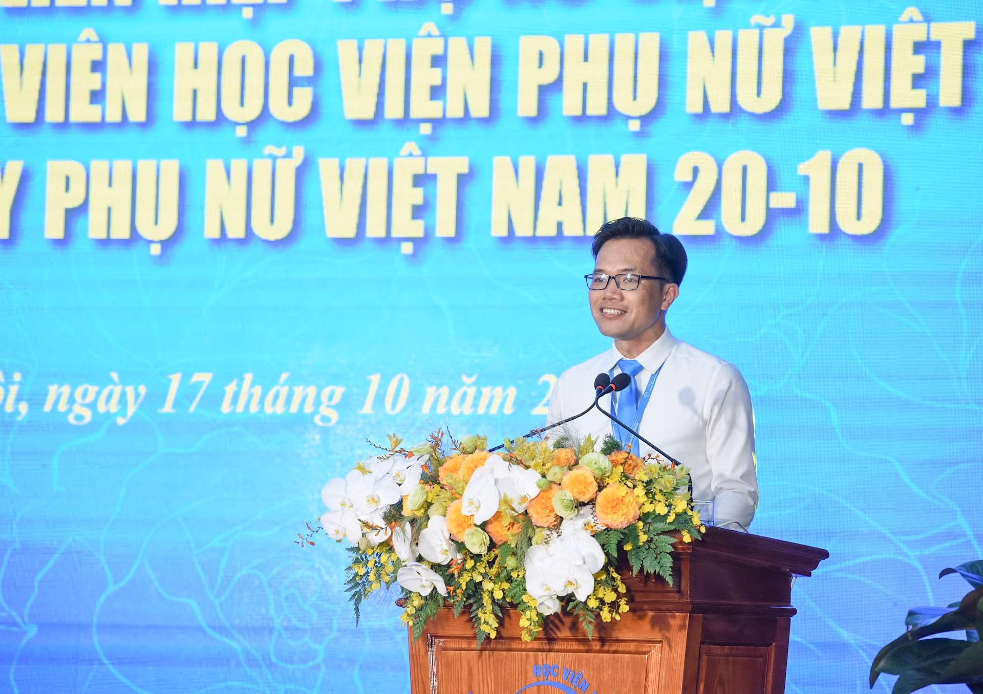 Representante de los profesores de la Academia Femenina de Vietnam habla en el encuentro.