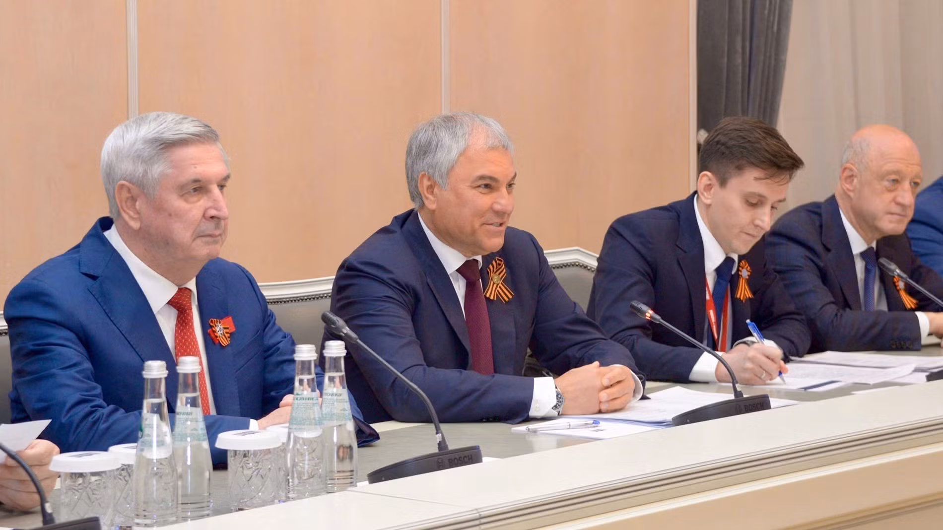 El presidente de la Duma Estatal de Rusia, Vyacheslav Volodin, y la delegación rusa en el encuentro con el líder partidista vietnamita.