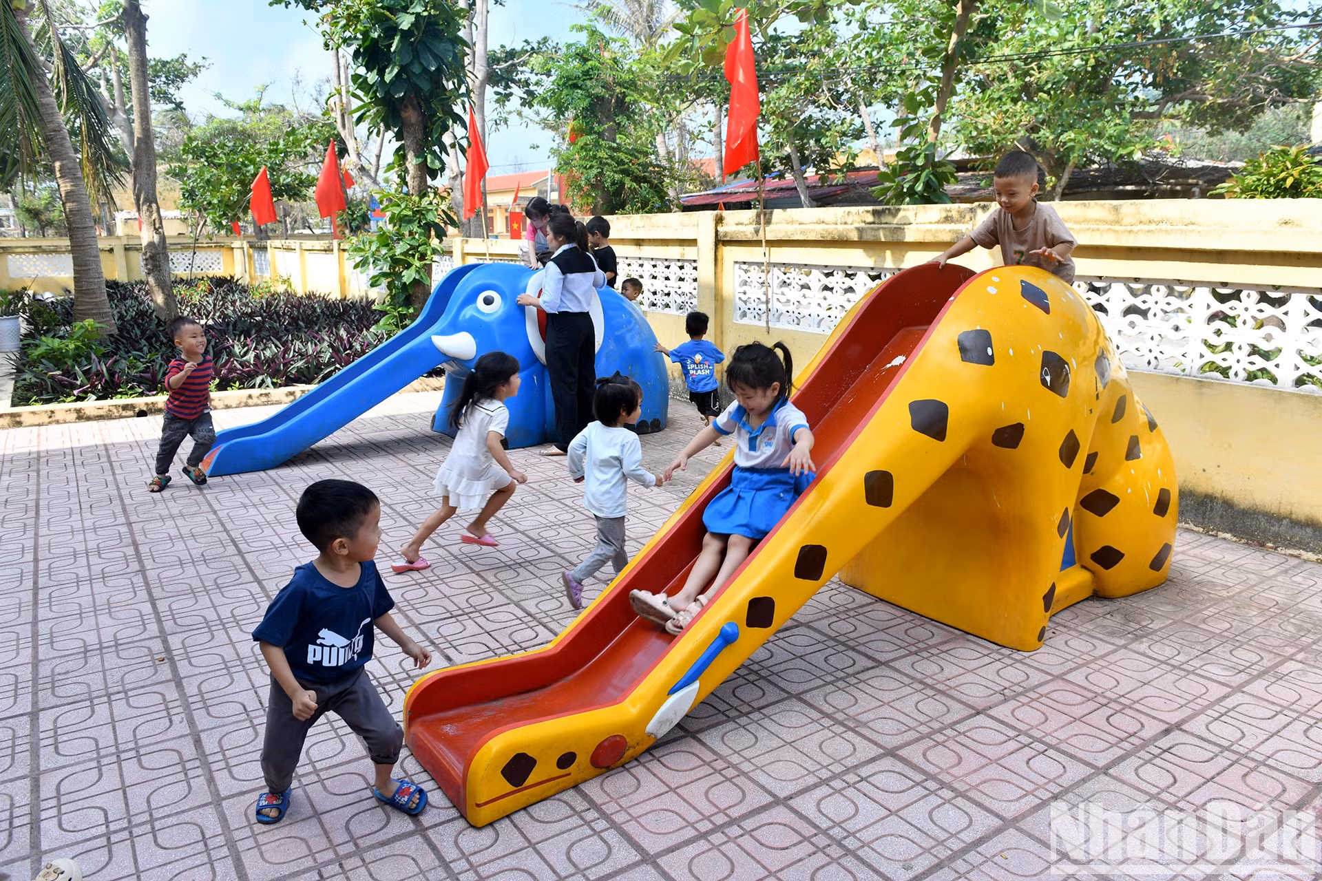 El parque infantil de la isla es espacioso, está limpio y es bonito.