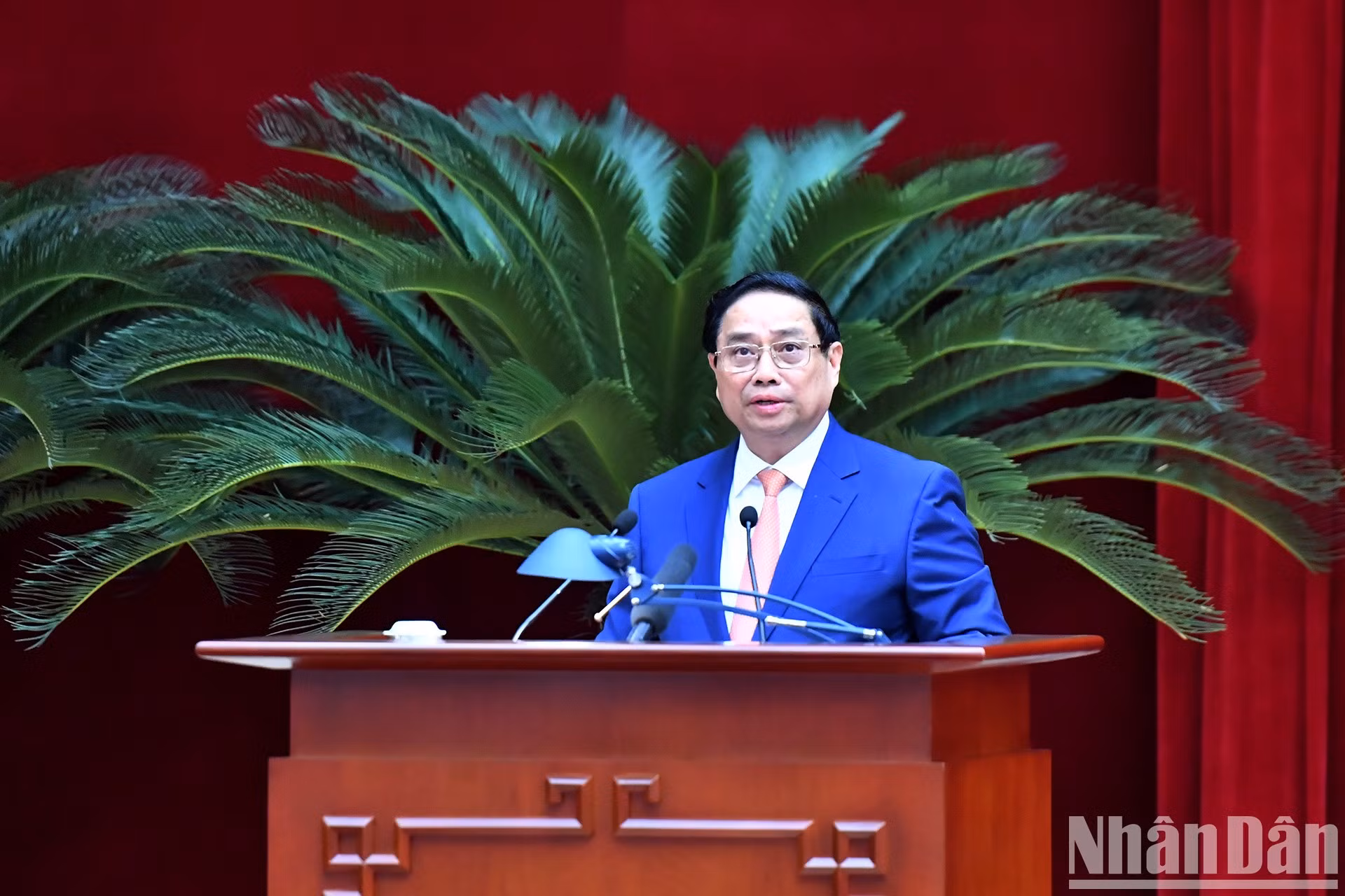 El primer ministro Pham Minh Chinh, preside la reunión. El primer ministro Pham Minh Chinh, preside la reunión.