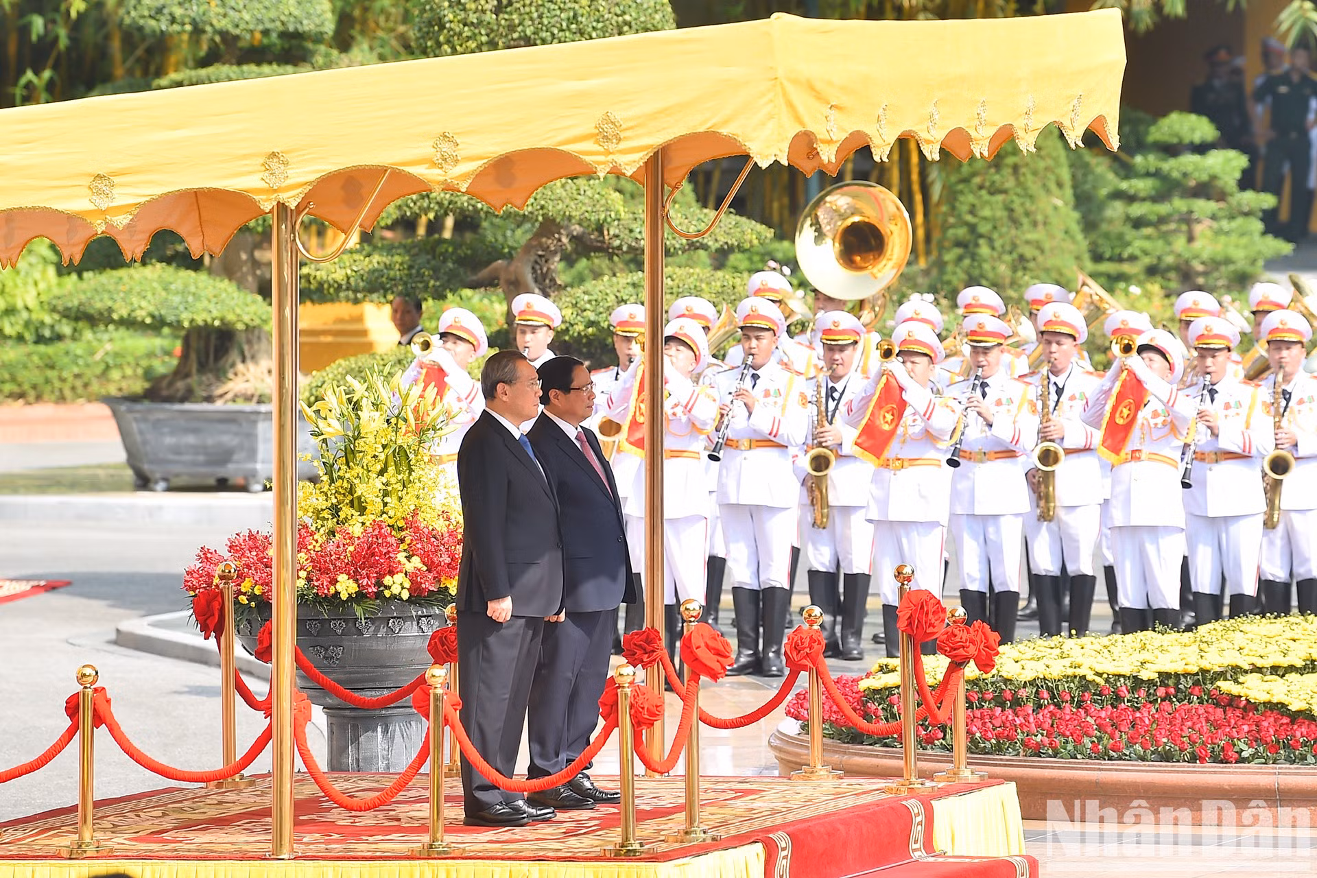 El primer ministro Pham Minh Chinh y su homólogo chino Li Qiang realizan la ceremonia de presentación de los himnos nacionales de los dos países. El primer ministro Pham Minh Chinh y su homólogo chino Li Qiang realizan la ceremonia de presentación de los himnos nacionales de los dos países.