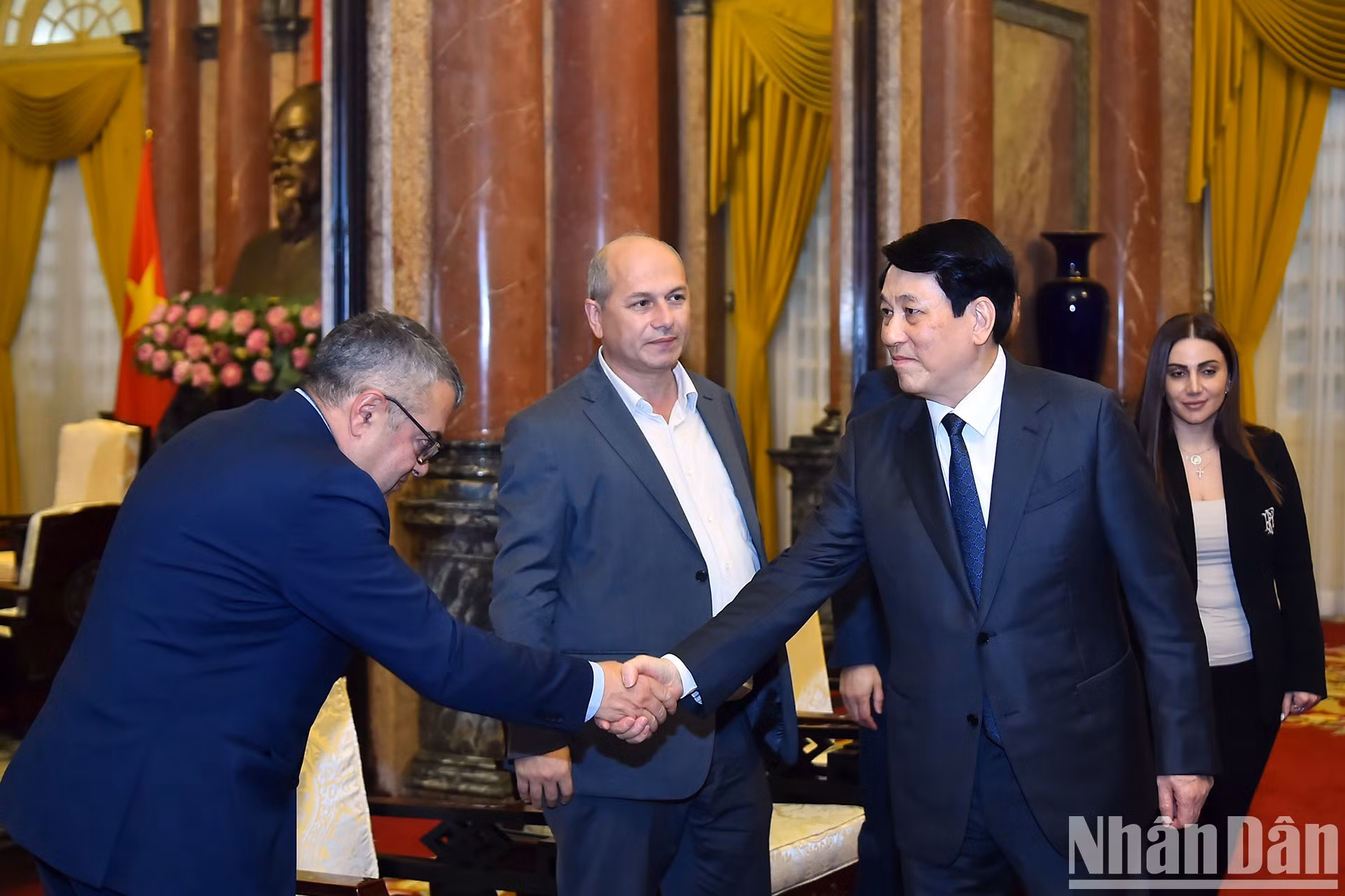 El presidente Luong Cuong y los funcionarios que acompañan al presidente de la Asamblea Nacional de Armenia, Alen Simonyan. (Foto: VNA)