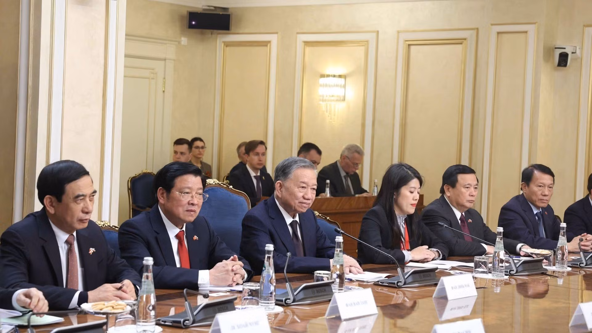 To Lam y la delegación vietnamita en el encuentro. (Foto: THONG NHAT/VNA)