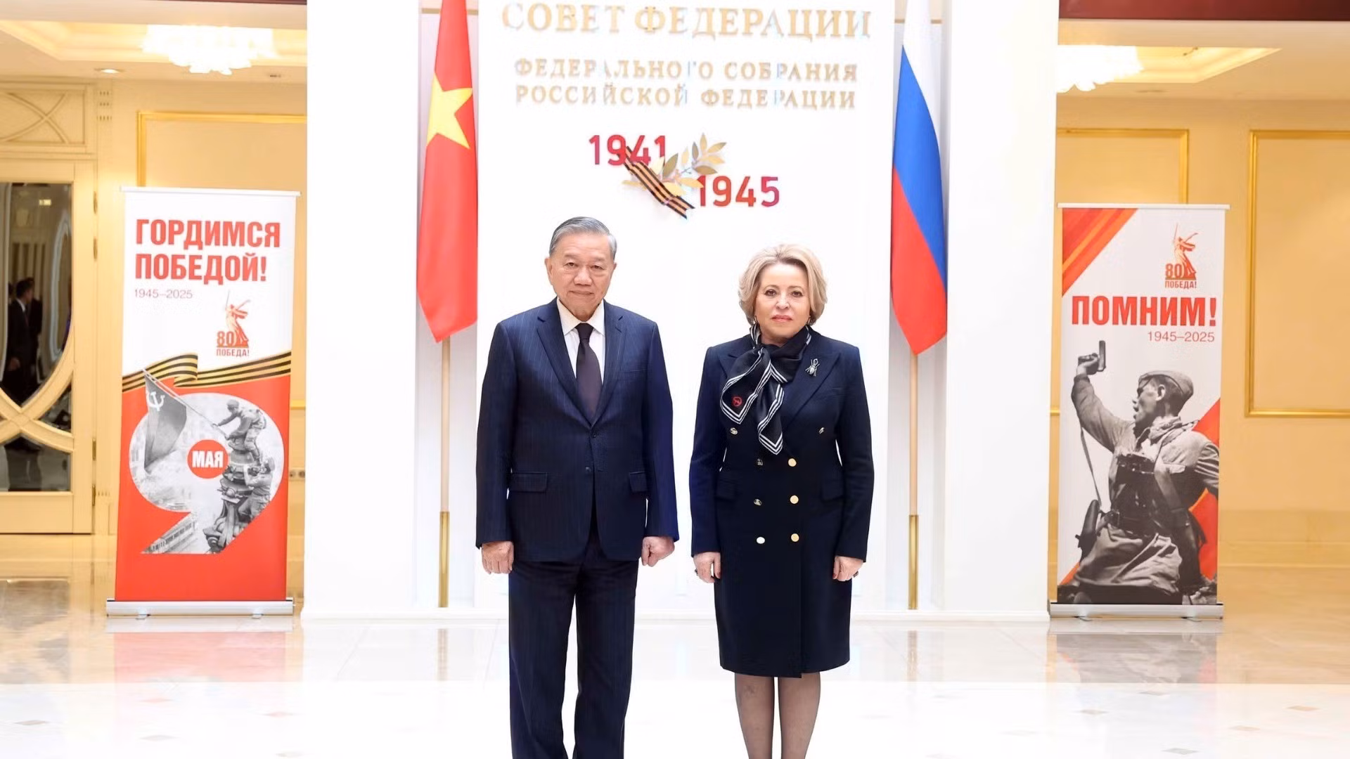 El secretario general del PCV, To Lam, y Valentina Matviyenko, presidenta del Consejo de la Federación y titular del Parlamento Federal de Rusia, en una foto conjunta. (Foto: THONG NHAT/VNA)