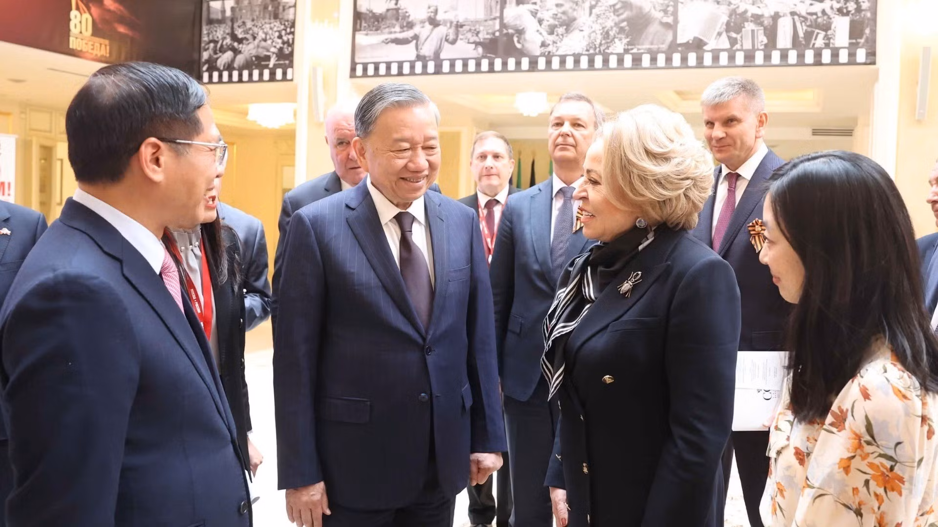Valentina Matviyenko, presidenta del Consejo de la Federación y titular del Parlamento Federal de Rusia, junto al secretario general del PCV, To Lam, y miembros de la delegación vietnamita. (Foto: THONG NHAT/VNA)