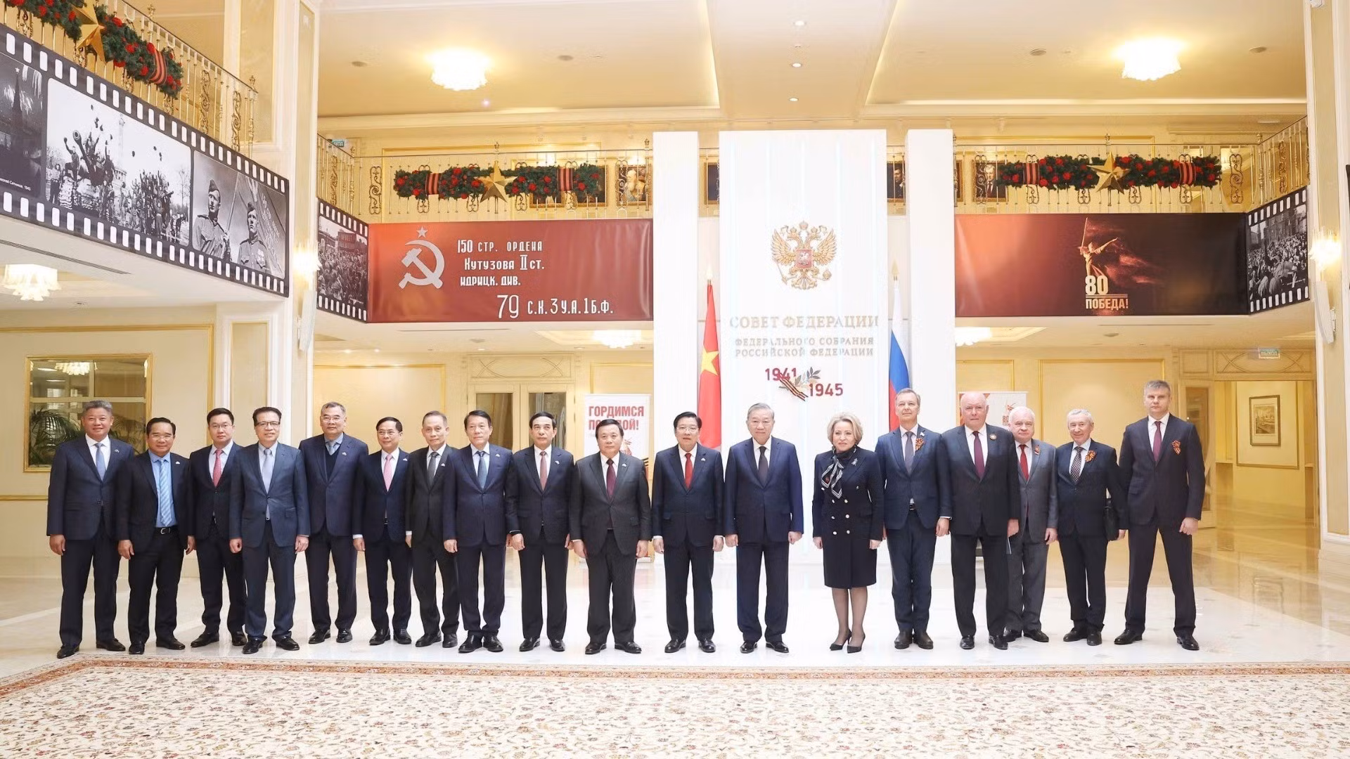 El líder partidista vietnamita, To Lam, y Valentina Matviyenko, presidenta del Consejo de la Federación y del Parlamento Federal de Rusia, junto a otros delegados. (Foto: THONG NHAT/VNA)