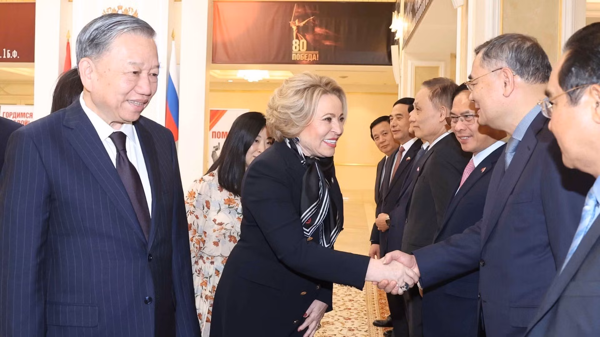 El líder partidista vietnamita, To Lam, y Valentina Matviyenko, presidenta del Consejo de la Federación y del Parlamento Federal de Rusia, junto a otros delegados. (Foto: THONG NHAT/VNA)