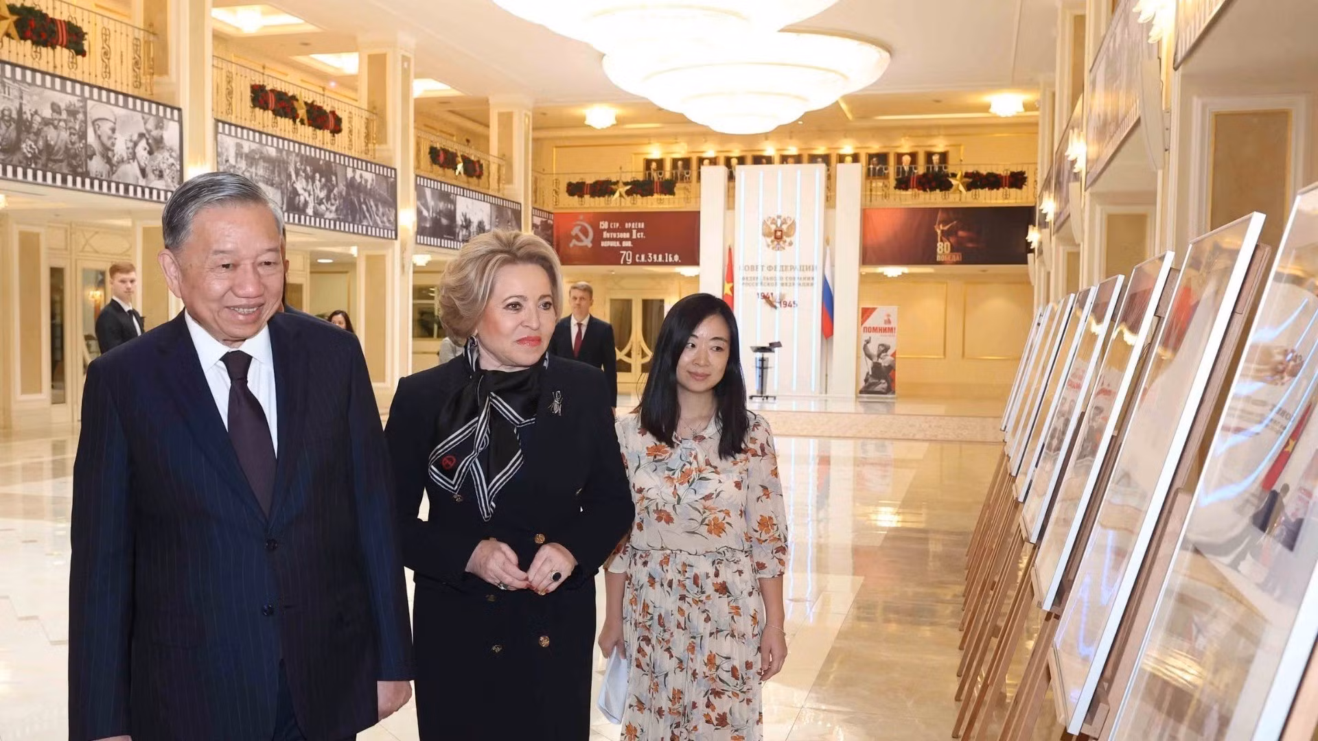 To Lam y Valentina Matviyenko visitan una exposición fotográfica sobre las relaciones bilaterales. (Foto: THONG NHAT/VNA)