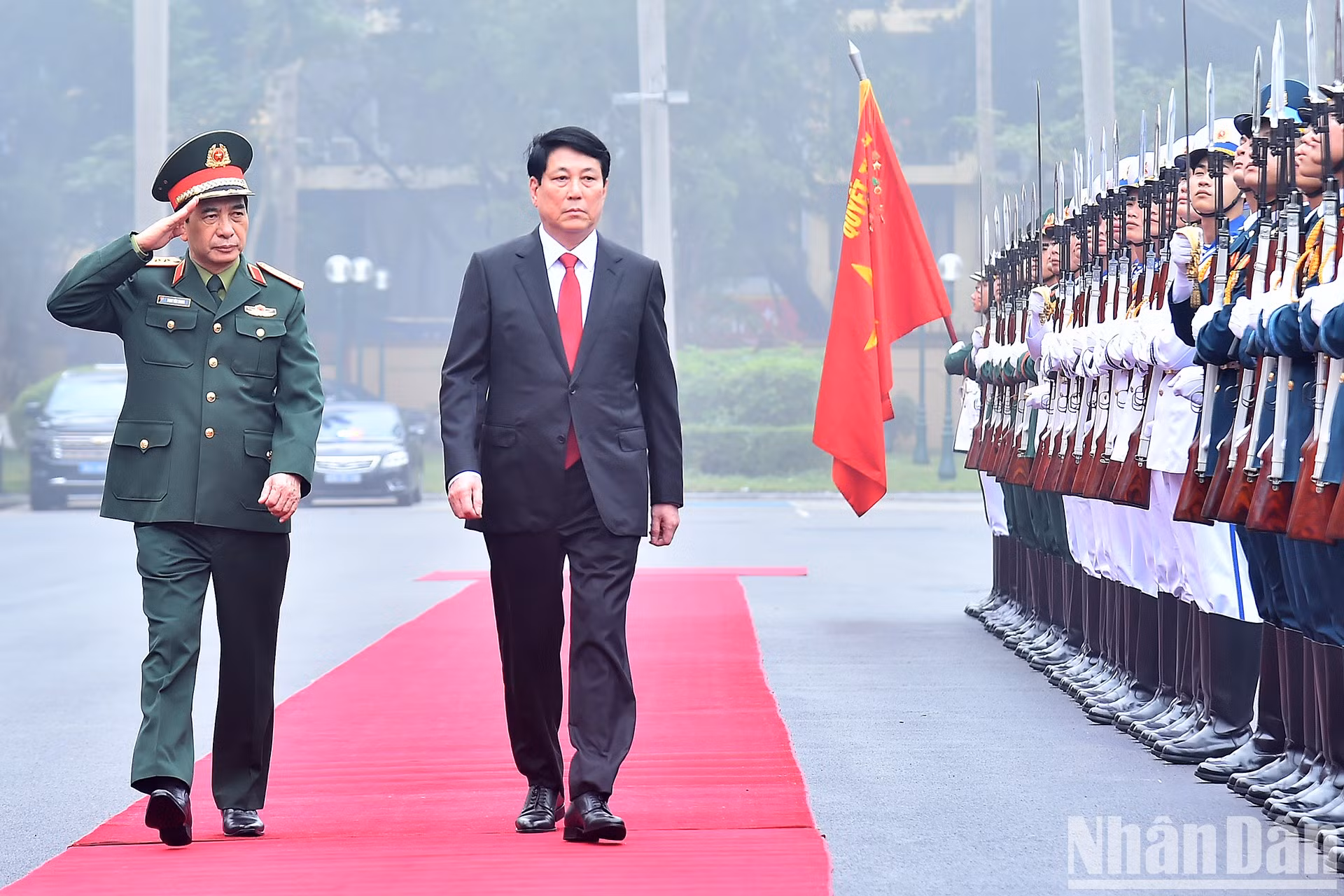 El presidente Luong Cuong pasa revista a la guardia de honor.