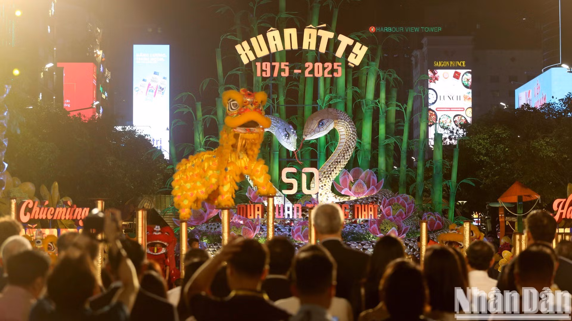 [Foto] Calle de flores primaverales de Nguyen Hue atrae a numerosos visitantes 