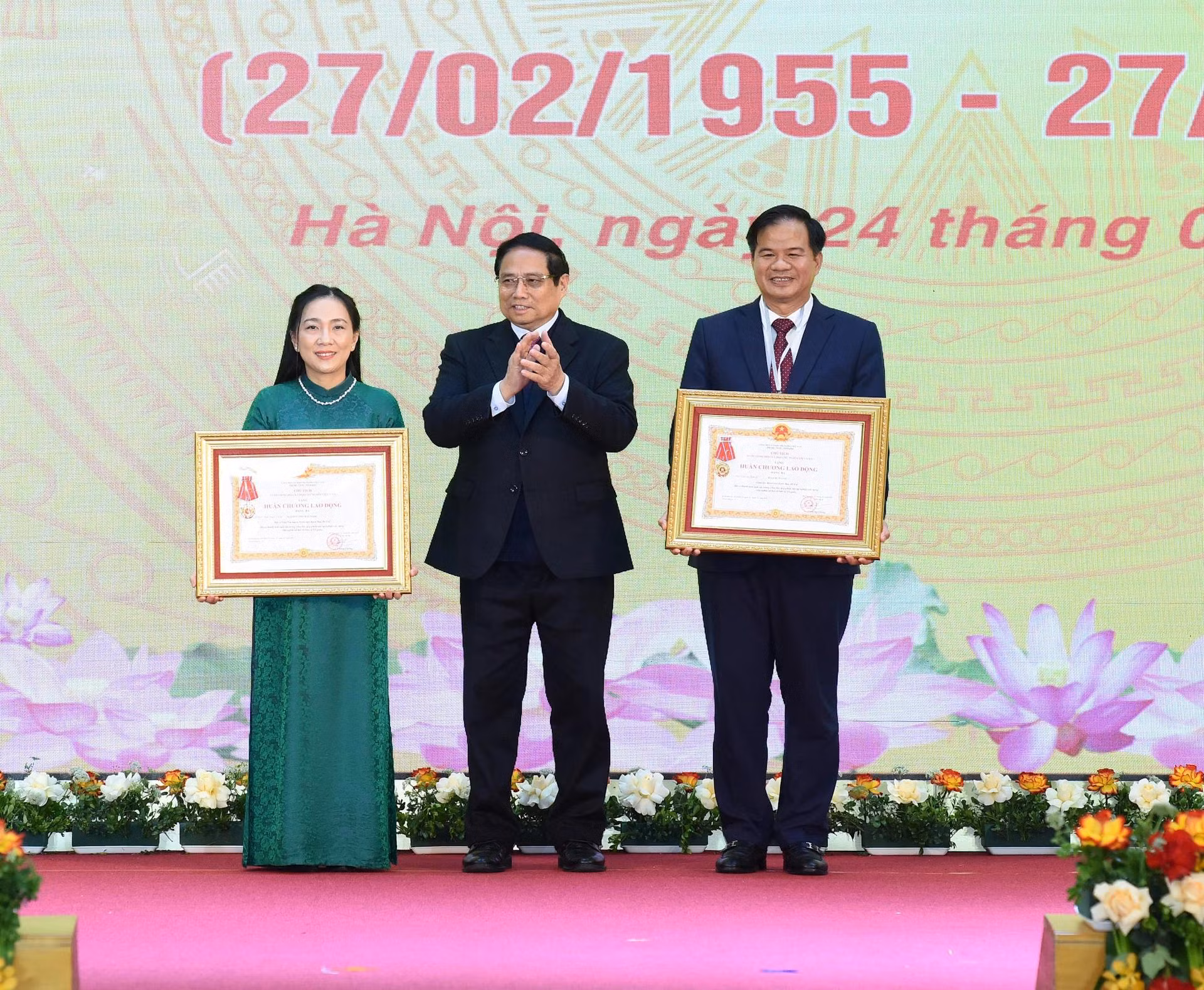 El primer ministro otorga las Órdenes de Trabajo de Tercera Clase a Dao Xuan Co, director del Hospital Bach Mai, y Nguyen Thi Mai Ngoc, doctora del Instituto Cardiovascular del nosocomio.