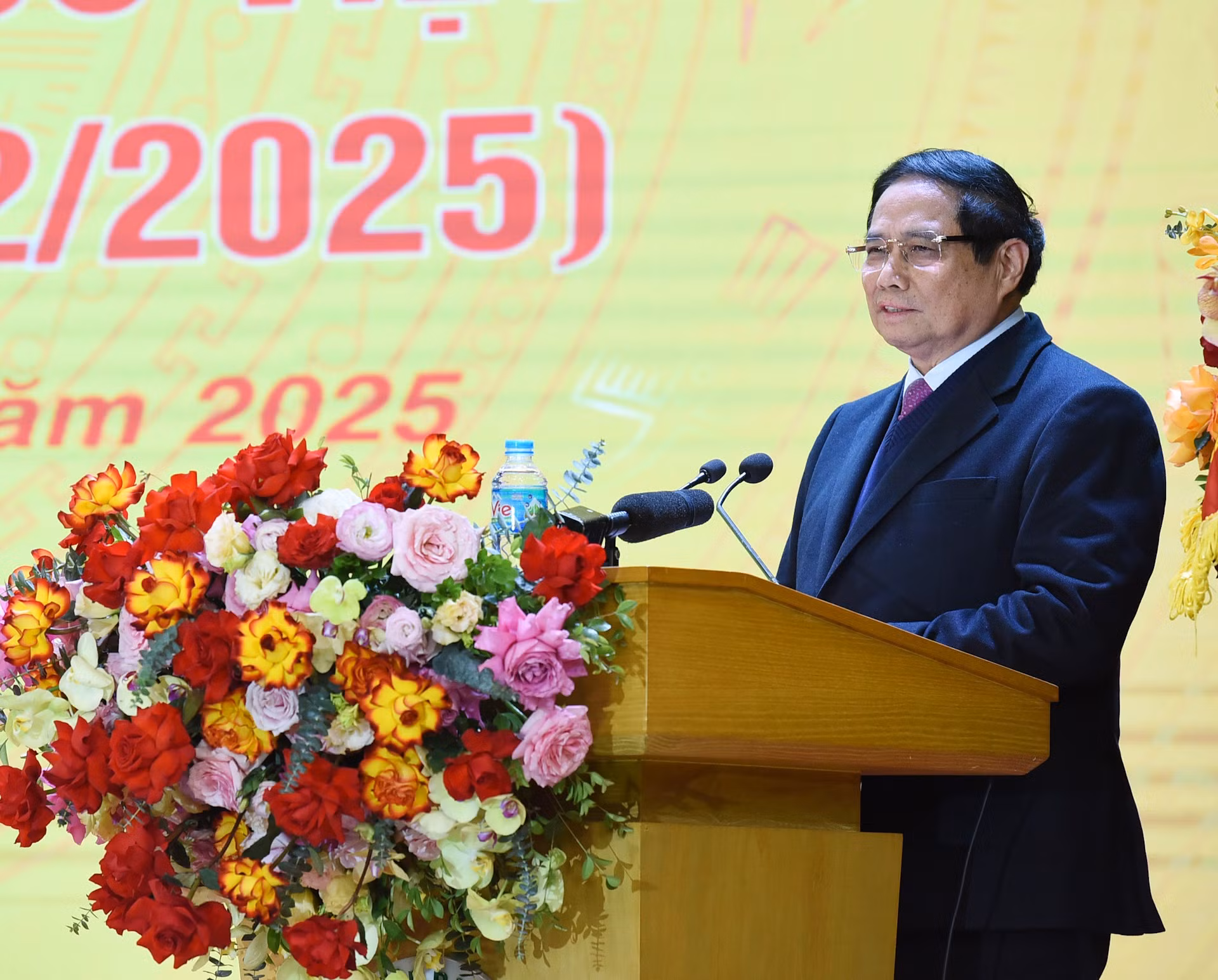 El primer ministro Pham Minh Chinh felicita al personal médico del Hospital Bach Mai.