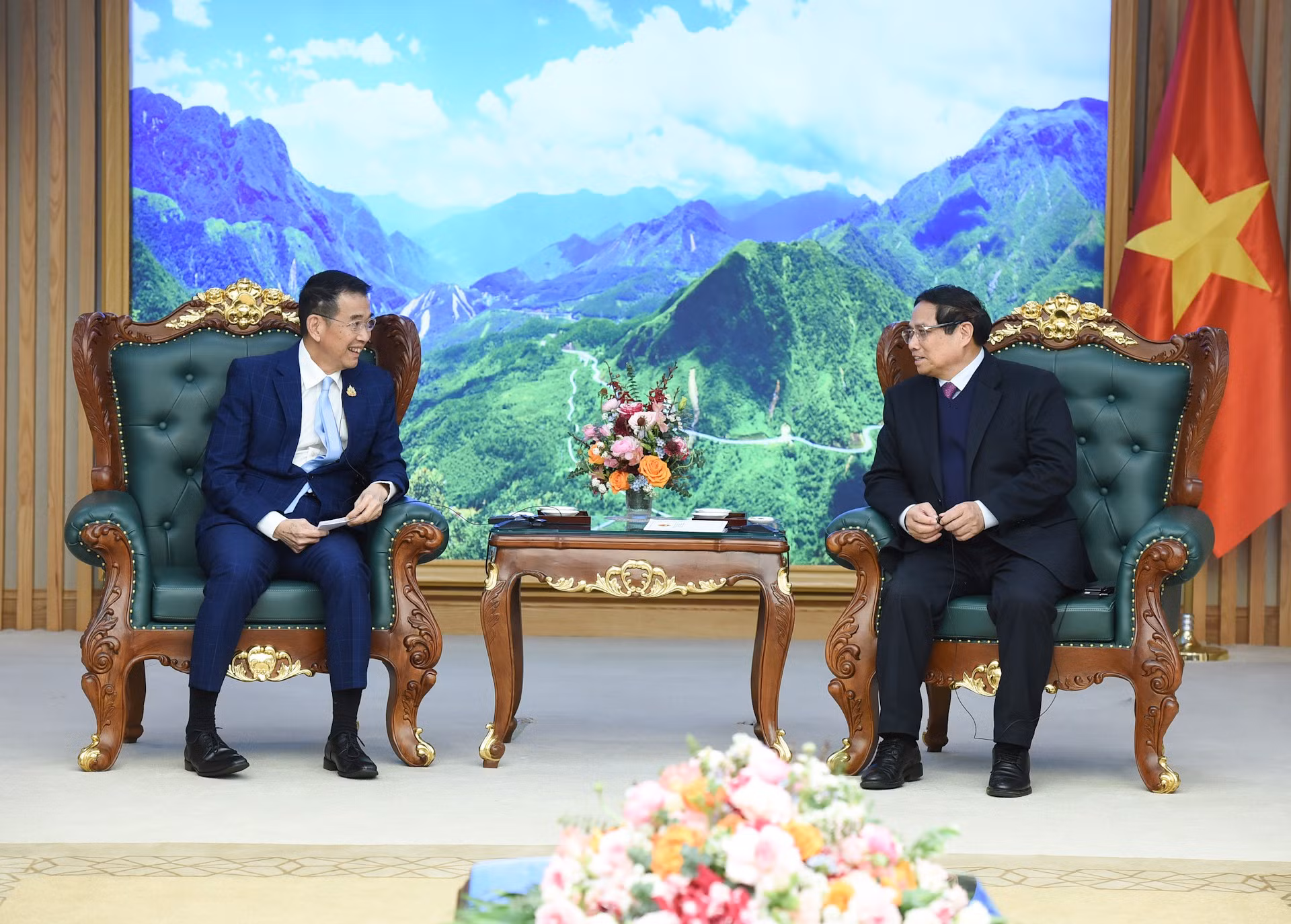 El primer ministro Pham Minh Chinh recibe al canciller tailandés, Maris Sangiampongsa.