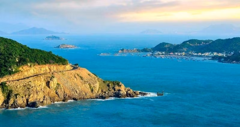La isla de Vinh Thuc, en la ciudad de Mong Cai, es elogiada como la "musa" de la región marina noreste. 