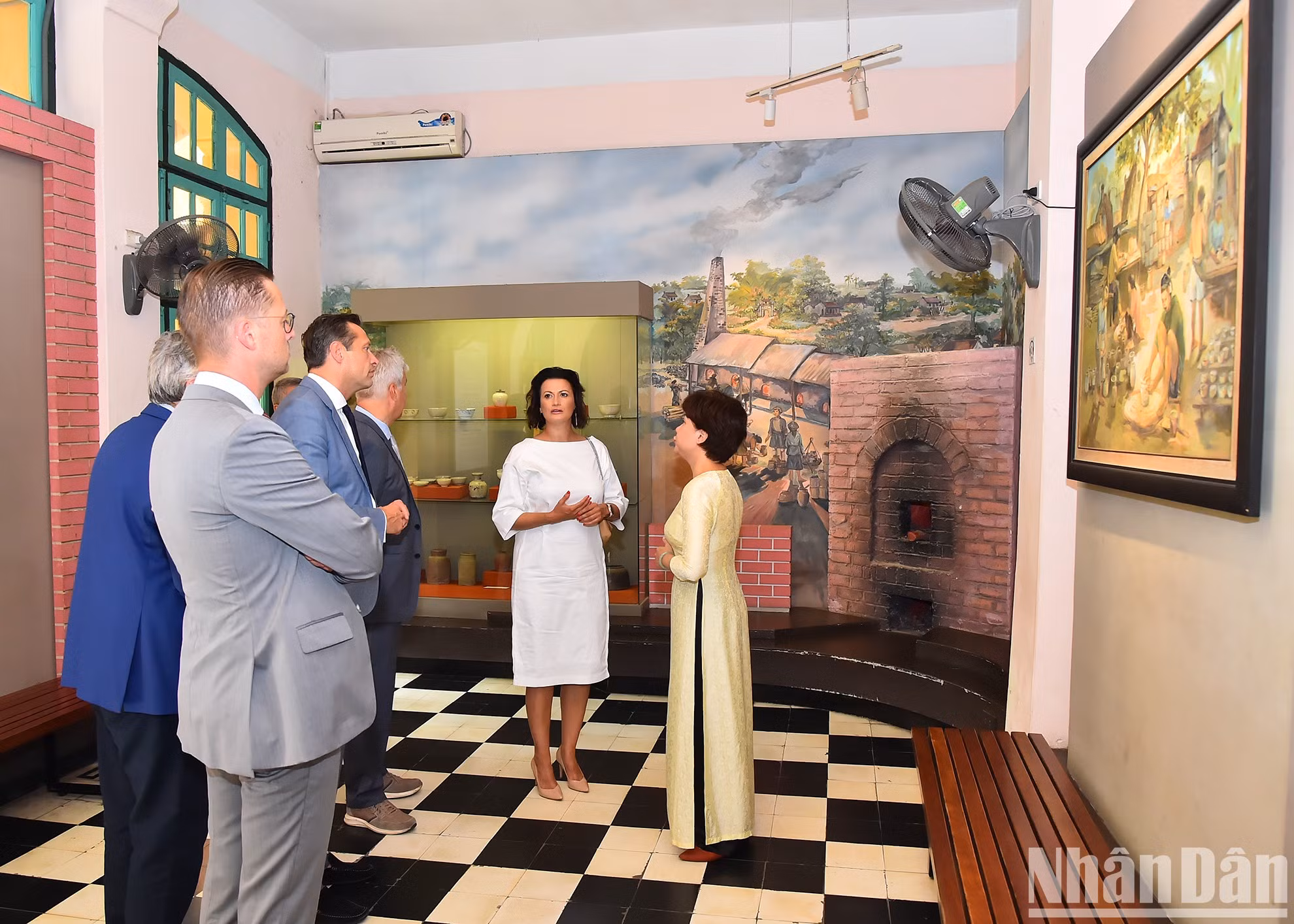 La dirigente parlamentaria belga y los miembros de su delegación visitan la reliquia de la prisión de Hoa Lo.