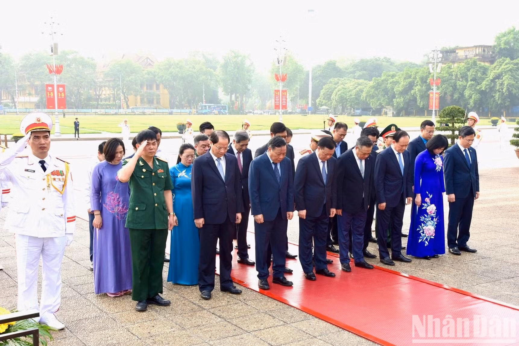 Representantes del Comité del Partido Comunista de Vietnam en Hanói, el Consejo Popular, el Comité Popular y la filial del Frente de la Patria de esa capital.