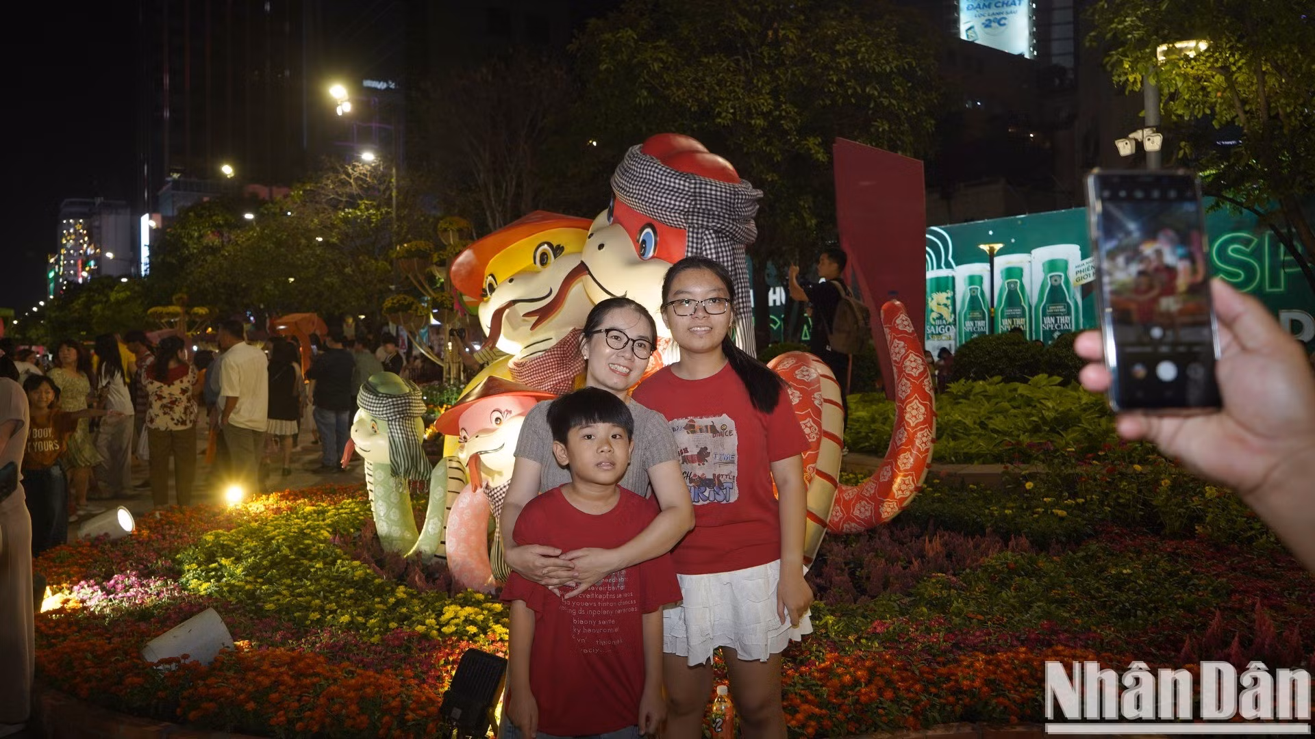 Turistas y lugareños se toman fotos de recuerdo con la mascota de serpiente y miniaturas en el sitio. Turistas y lugareños se toman fotos de recuerdo con la mascota de serpiente y miniaturas en el sitio.