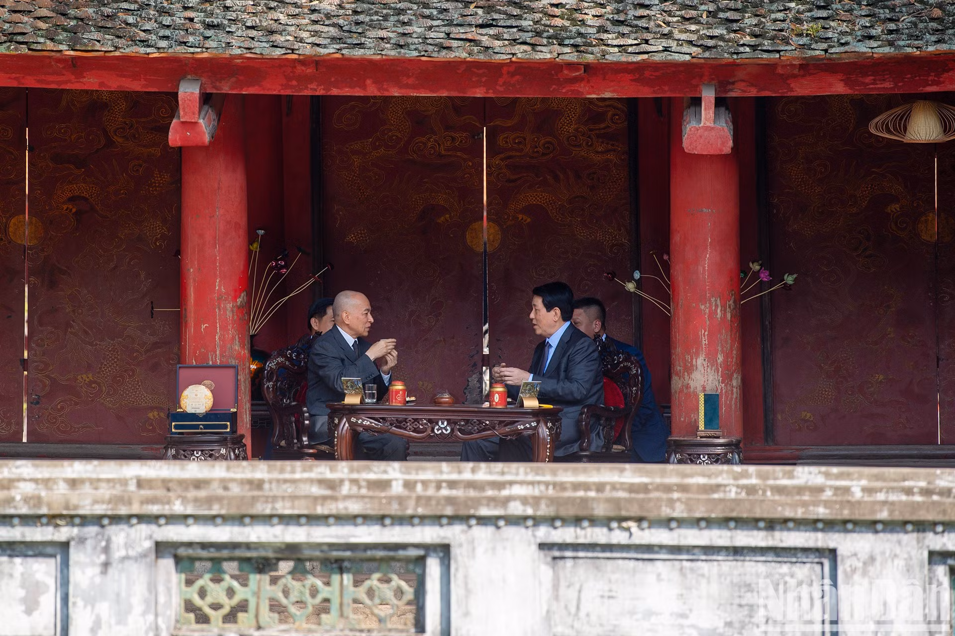 El presidente vietnamita, Luong Cuong, y el rey camboyano, Norodom Sihamoni, disfrutan de una taza de té en el área de Reliquia Nacional Especial del Templo de Literatura.