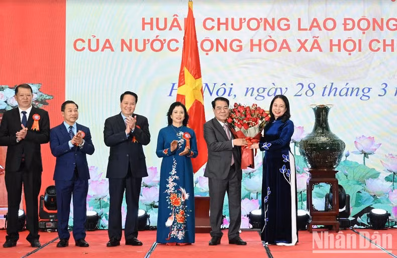 La vicepresidenta del país, Vo Thi Anh Xuan entrega flores para felicitar a la entidad. La vicepresidenta del país, Vo Thi Anh Xuan entrega flores para felicitar a la entidad.