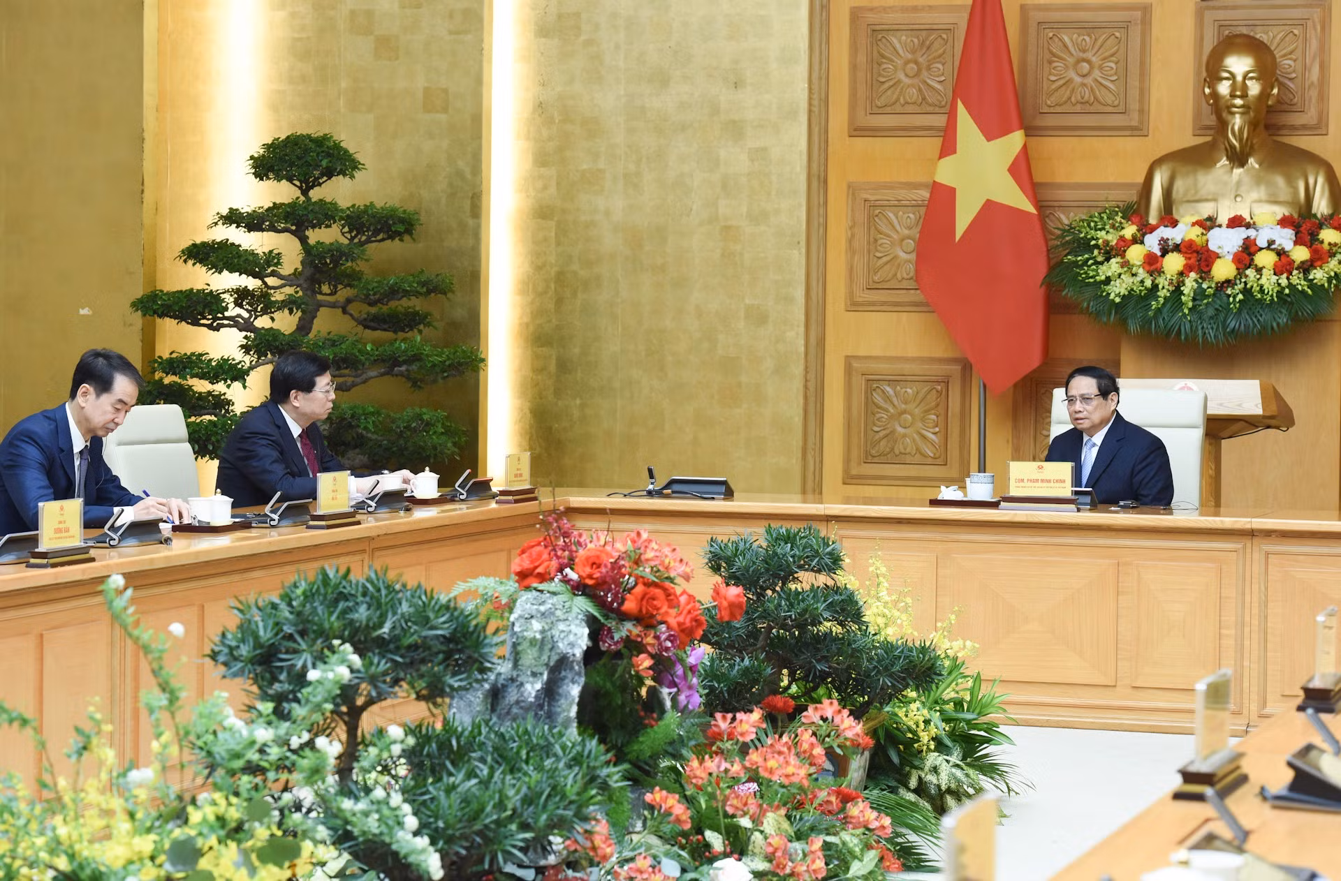 El primer ministro vietnamita, Pham Minh Chinh, recibe a Qiu Yong, secretario del Comité del Partido Comunista de China en la Universidad de Tsinghua.