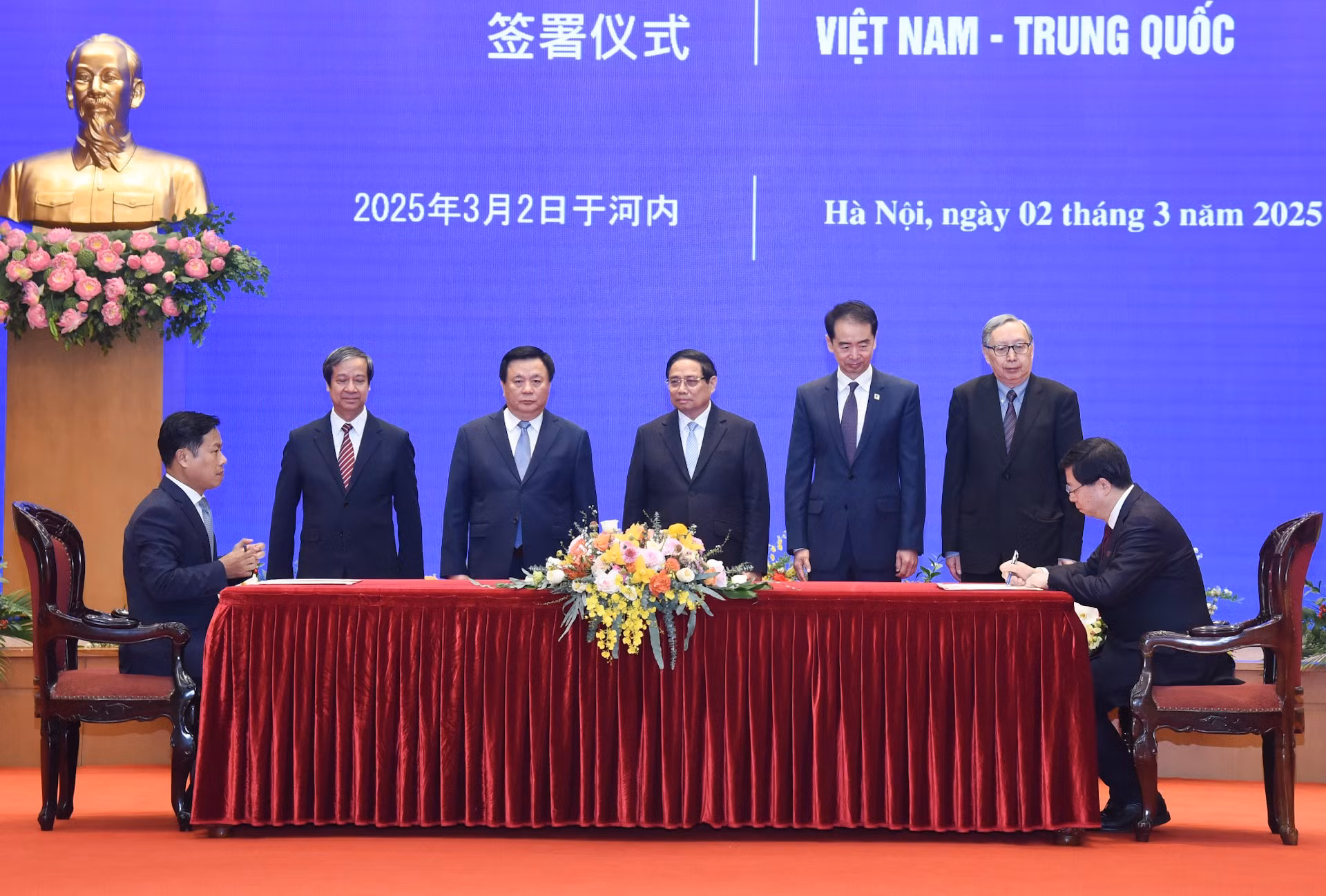 El primer ministro Pham Minh Chinh presencia la firma de un documento de cooperación educativa entre la Universidad Nacional de Vietnam Hanói y la Universidad de Tsinghua de China.