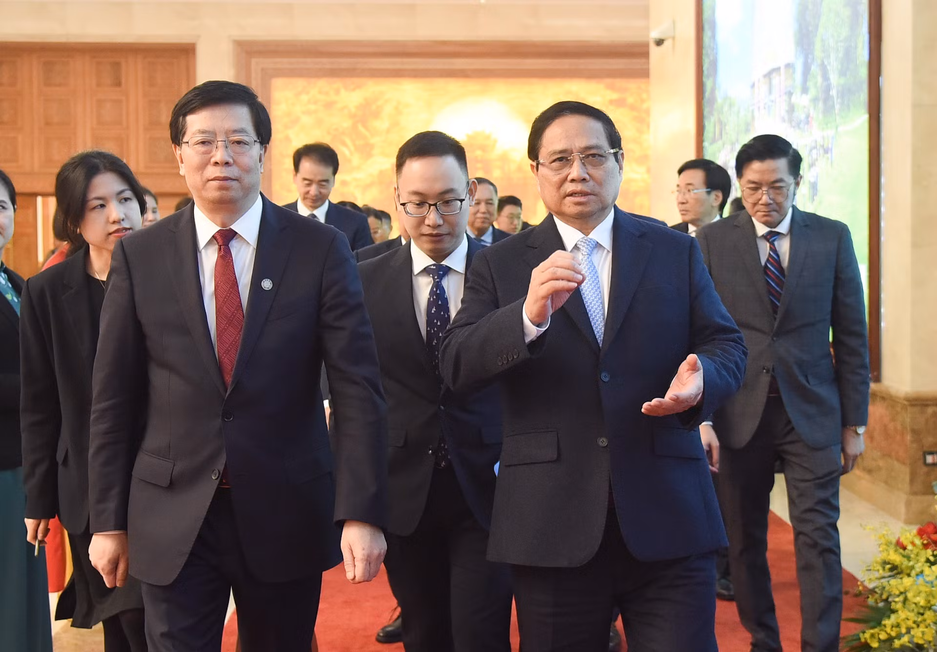 El primer ministro Pham Minh Chinh y Qiu Yong, secretario del Comité del Partido Comunista de China en la Universidad de Tsinghua.