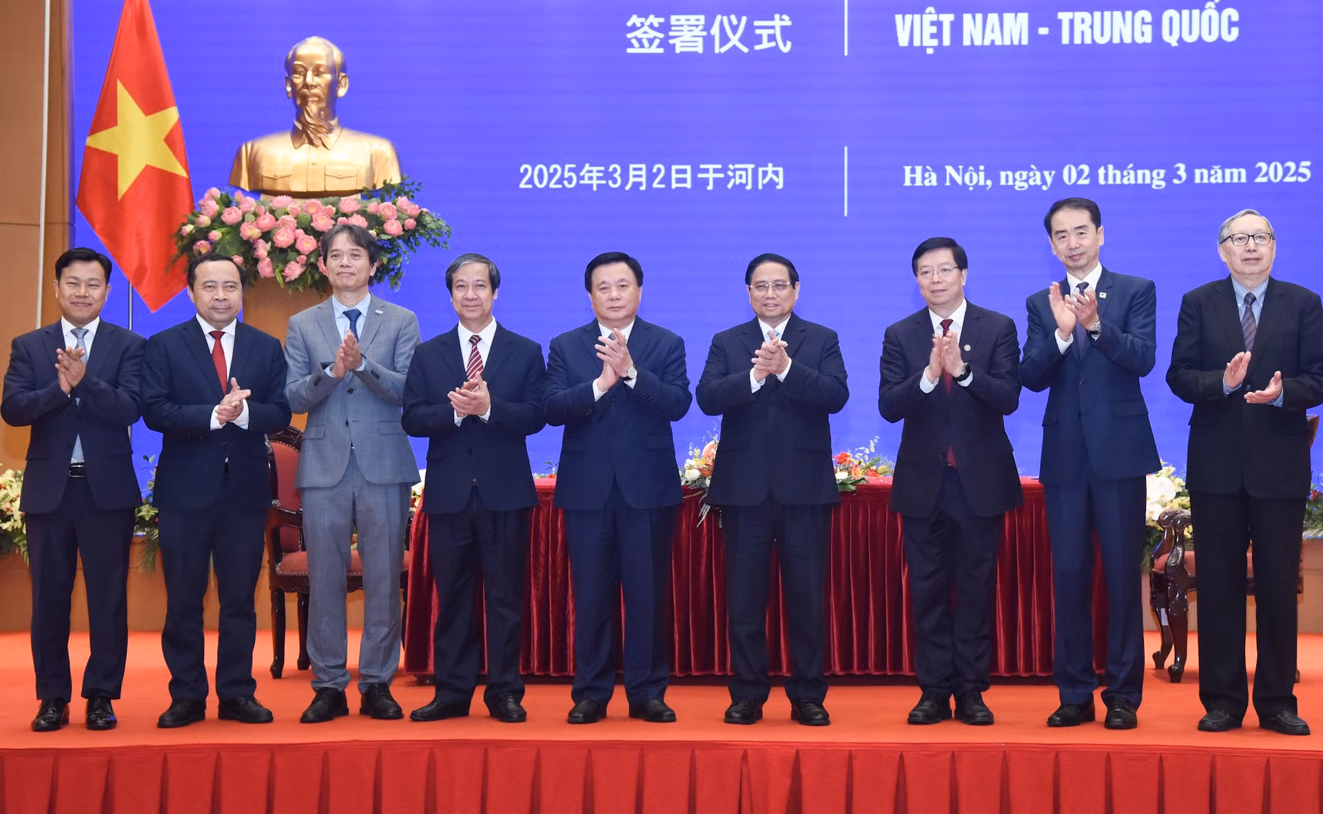 El primer ministro Pham Minh Chinh y Qiu Yong, secretario del Comité del Partido Comunista de China en la Universidad de Tsinghua, junto con los miembros de las delegaciones de los dos países.