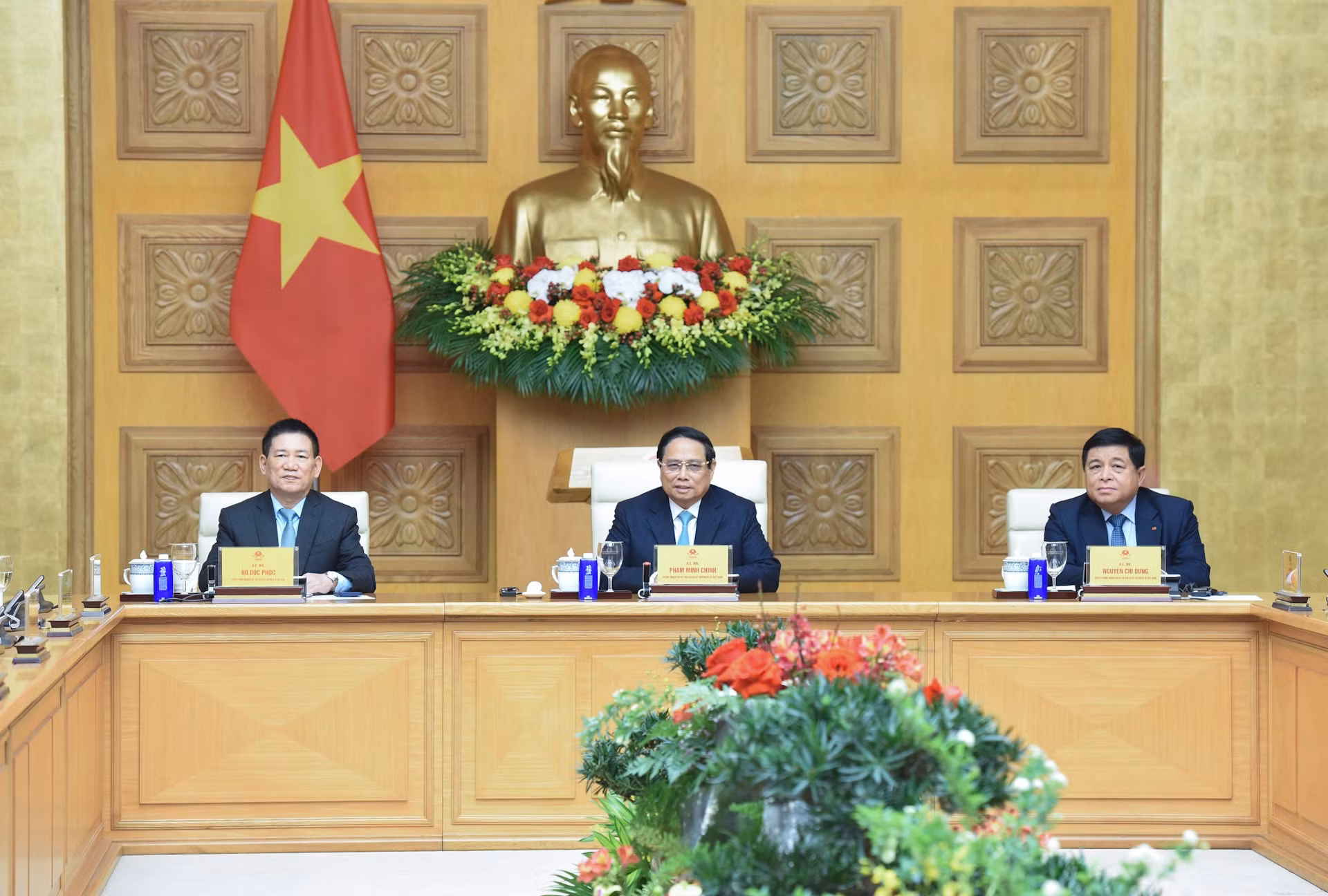 El primer ministro Pham Minh Chinh y los viceprimeros ministros Ho Duc Phoc y Nguyen Chi Dung en la mesa redonda con empresas europeas.