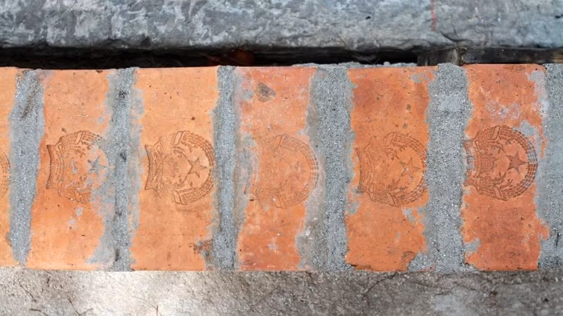 Durante el proceso de construcción, el escudo nacional grabado sobre los ladrillos se mantiene intacto. Durante el proceso de construcción, el escudo nacional grabado sobre los ladrillos se mantiene intacto.