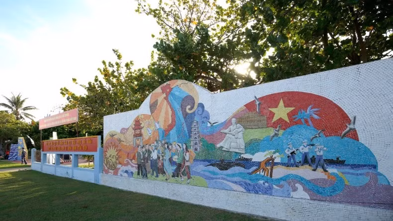Mural de cerámica en la isla Truong Sa Mural de cerámica en la isla Truong Sa