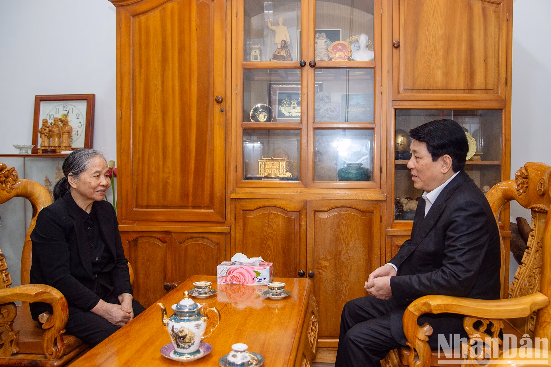 El presidente Luong Cuong desea un Feliz Año Nuevo a la señora Ngo Thi Man, esposa de Nguyen Phu Trong.
