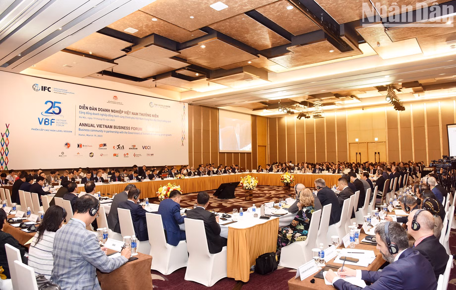 El primer ministro afirma el compromiso del Gobierno vietnamita de crear todas las condiciones favorables para el desarrollo de las empresas. El primer ministro afirma el compromiso del Gobierno vietnamita de crear todas las condiciones favorables para el desarrollo de las empresas.