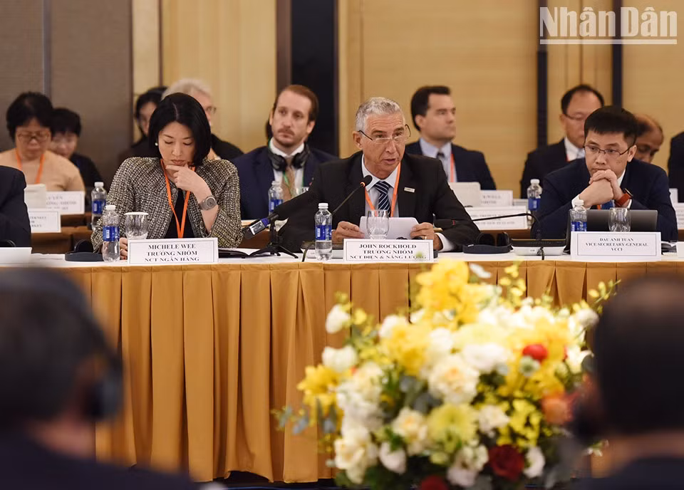 John Rockhold, jefe del grupo de trabajo de VBF sobre electricidad y energía, presenta el Marco para atraer inversiones del sector privado en la reducción de carbono para la economía vietnamita. John Rockhold, jefe del grupo de trabajo de VBF sobre electricidad y energía, presenta el Marco para atraer inversiones del sector privado en la reducción de carbono para la economía vietnamita.