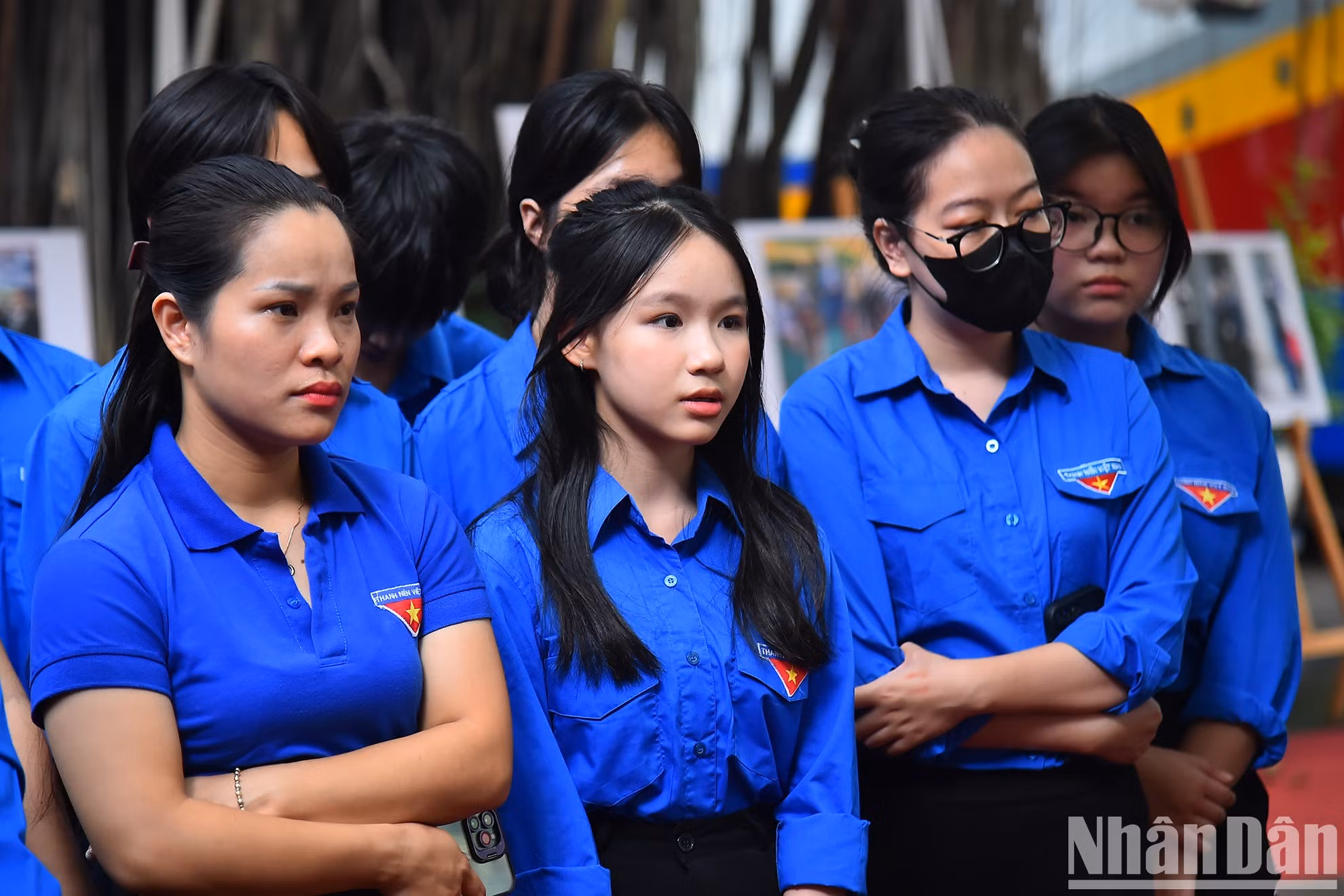 Los jóvenes se mostraron emocionados al escuchar la introducción sobre la vida y obra de Nguyen Phu Trong.
