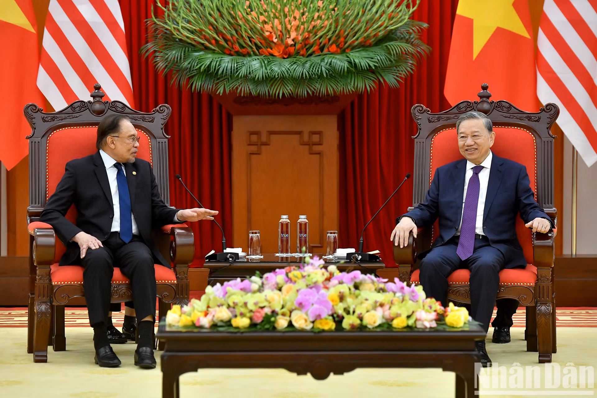 El secretario general del PCV, To Lam, recibe al primer ministro malasio, Malaysia Anwar Ibrahim.