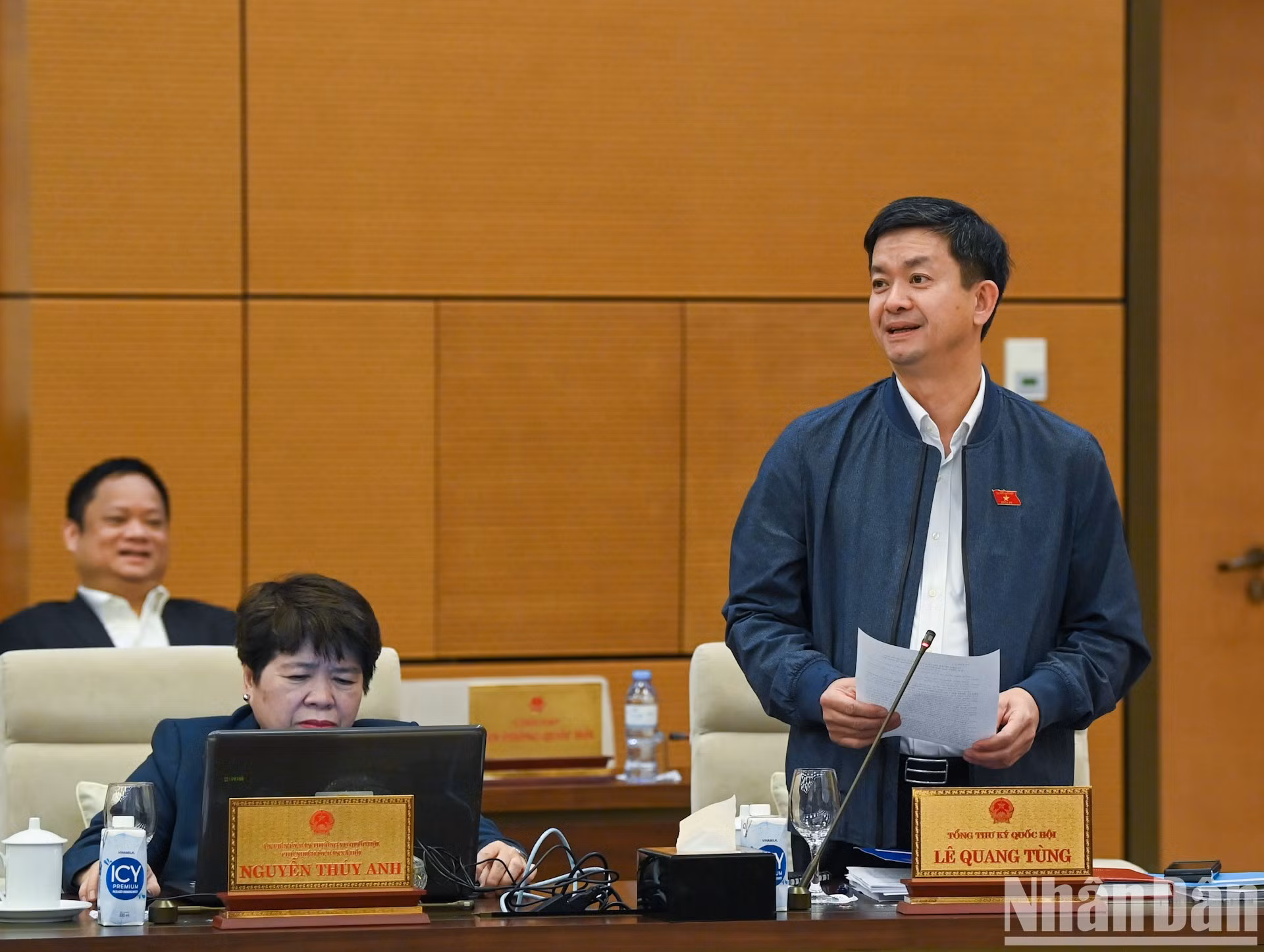 El secretario general y jefe de la Oficina Parlamentaria, Le Quang Tung, interviene en la cita. El secretario general y jefe de la Oficina Parlamentaria, Le Quang Tung, interviene en la cita.