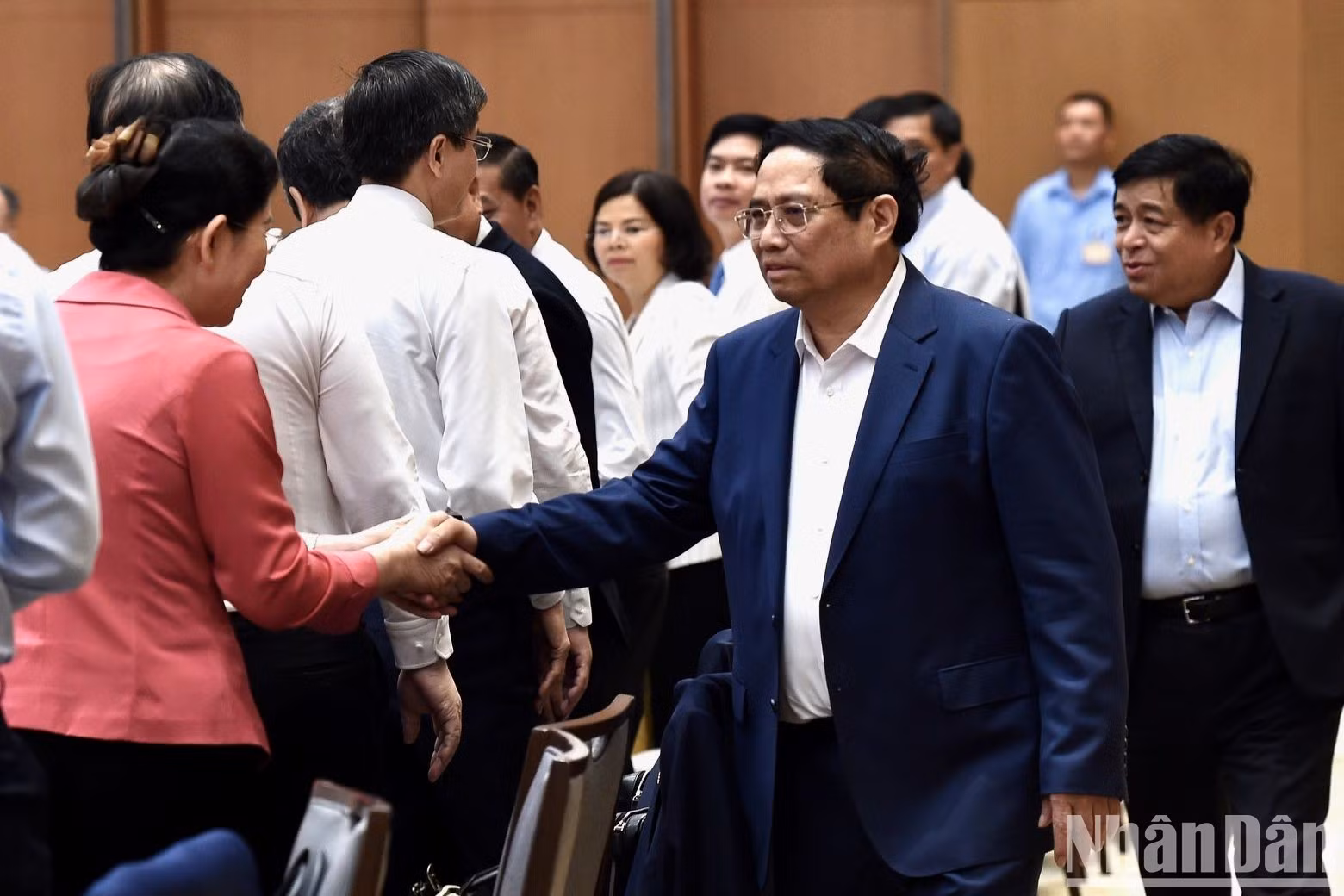 El primer ministro de Vietnam, Pham Minh Chinh, también presidente del Consejo Coordinador del Delta del Río Rojo, junto con los delegados a la cita.