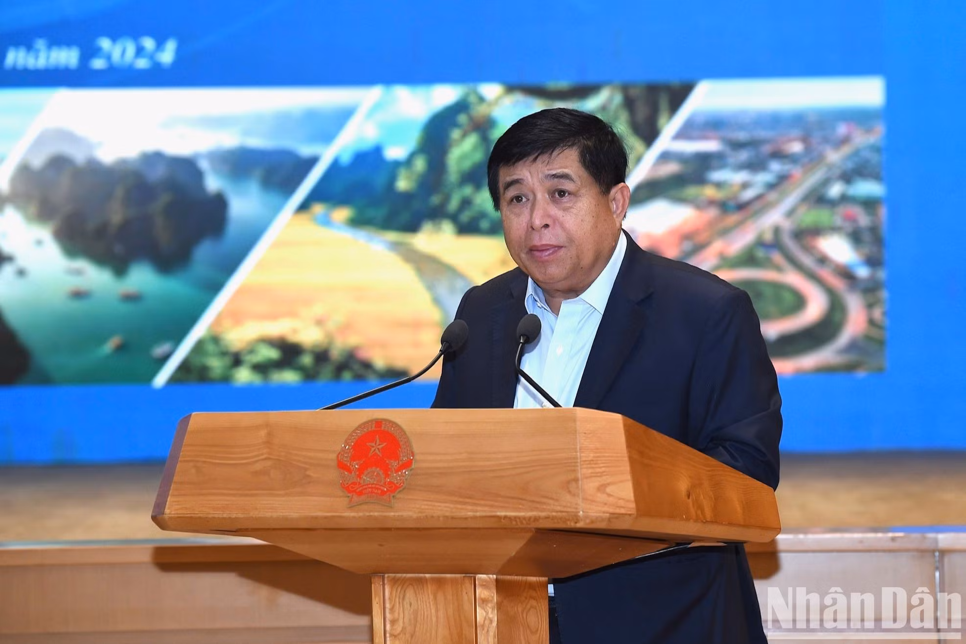 El ministro de Planificación e Inversiones, Nguyen Chi Dung, informa sobre los resultados de la implementación del Plan Regional del Delta del Río Rojo.