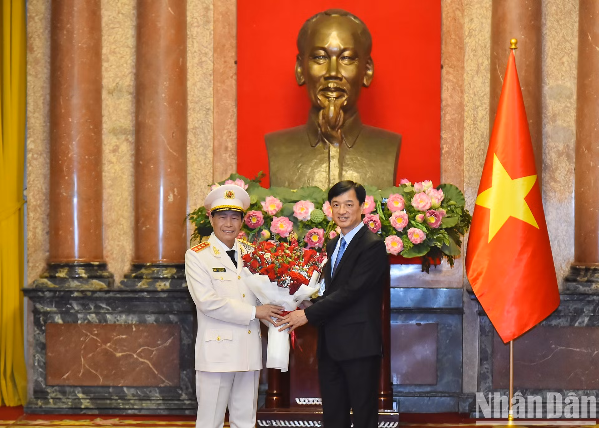 El jefe de la Oficina Central del Partido, Nguyen Duy Ngoc, entrega flores para felicitar al teniente general Le Quoc Hung. El jefe de la Oficina Central del Partido, Nguyen Duy Ngoc, entrega flores para felicitar al teniente general Le Quoc Hung.