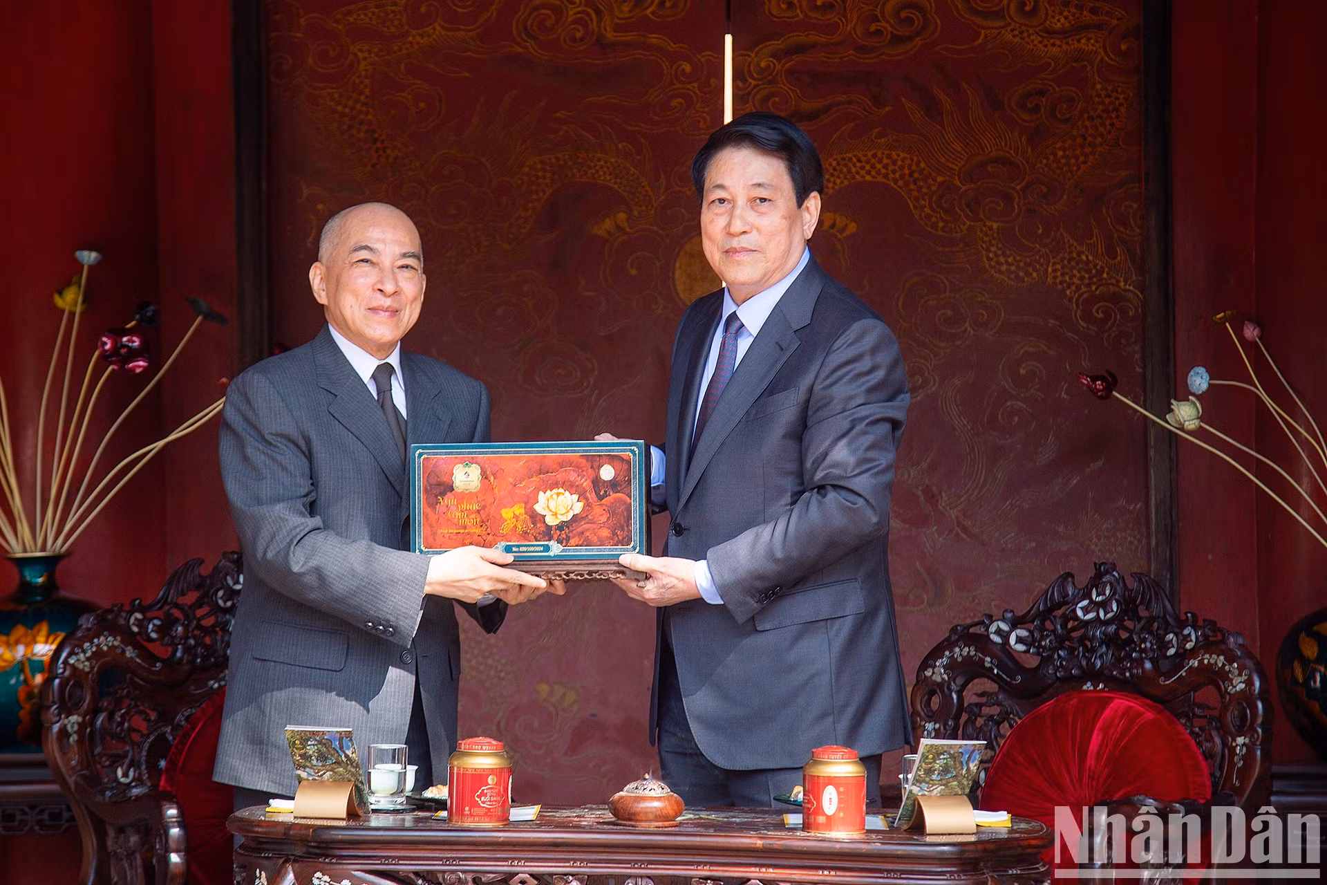El presidente Luong Cuong entrega obsequio al rey camboyano.
