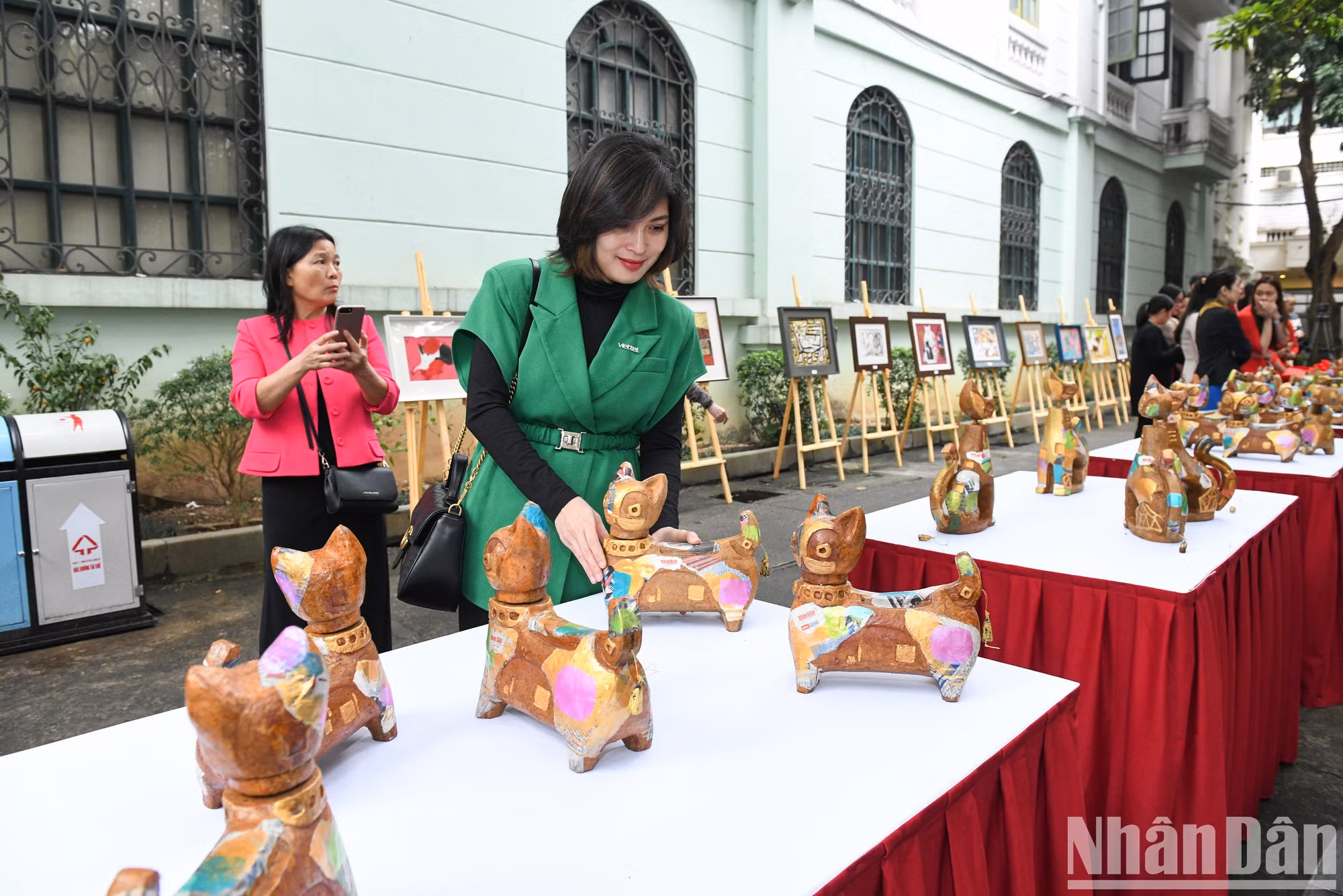 El proyecto también presenta 15 piezas al óleo de 15 pintores contemporáneos, en las cuales el gato representa la aspiración de dedicarse al arte y el deseo de un año feliz, renovador y próspero. (Foto: Thanh Dat)