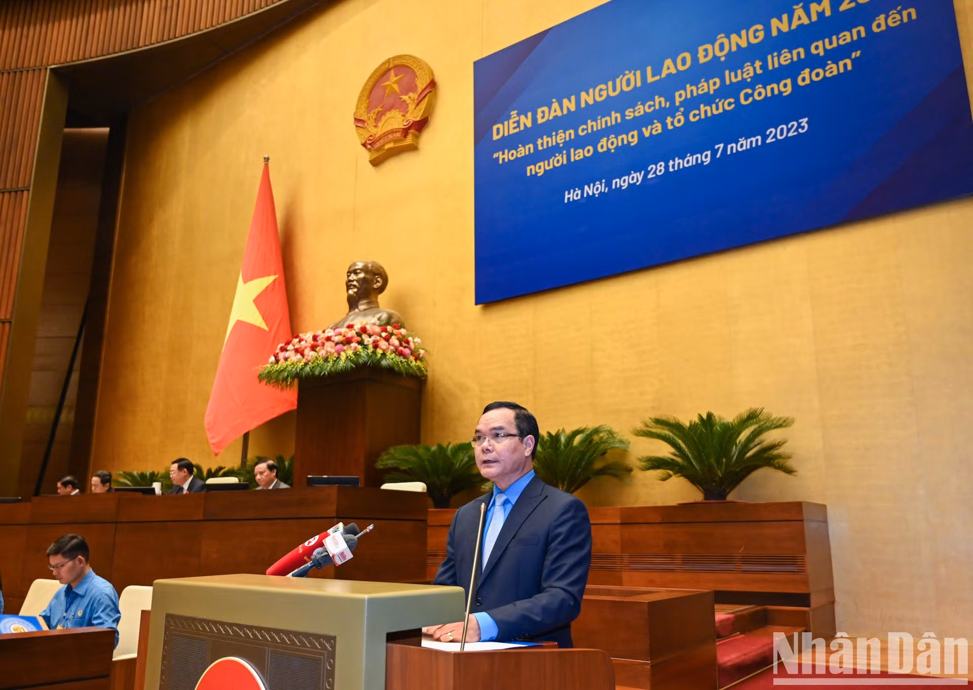 El presidente de la Confederación General del Trabajo de Vietnam, Nguyen Dinh Khang, presentó un informe en el foro.